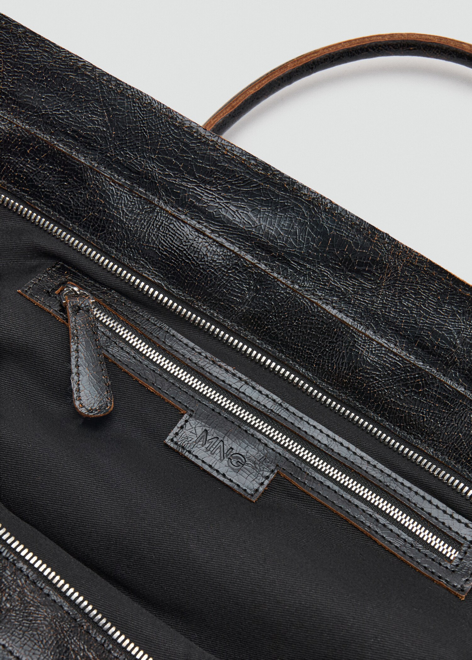 Maxi shopper leather bag with charms - Details of the article 3