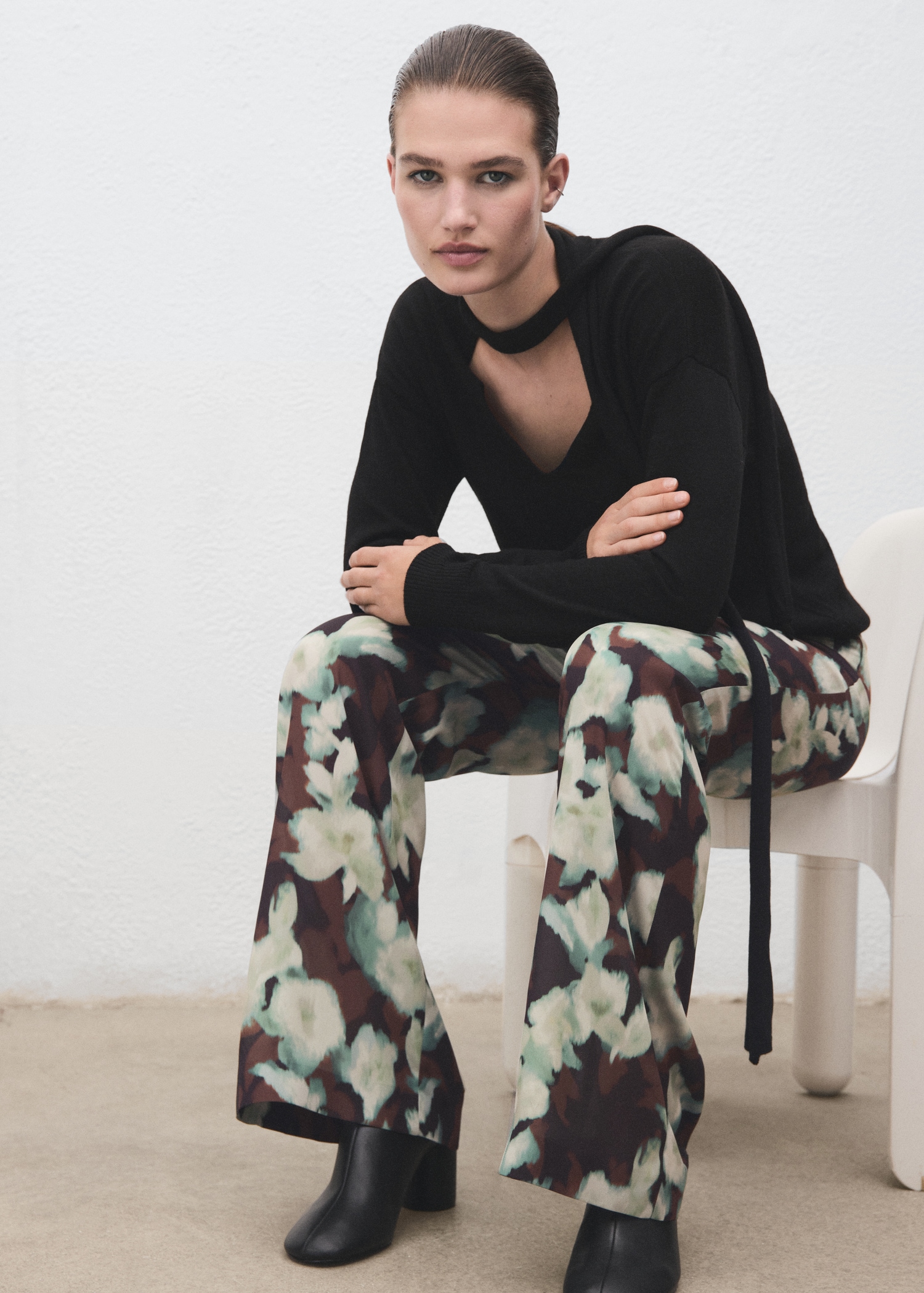 Printed flared trousers - Details of the article 2