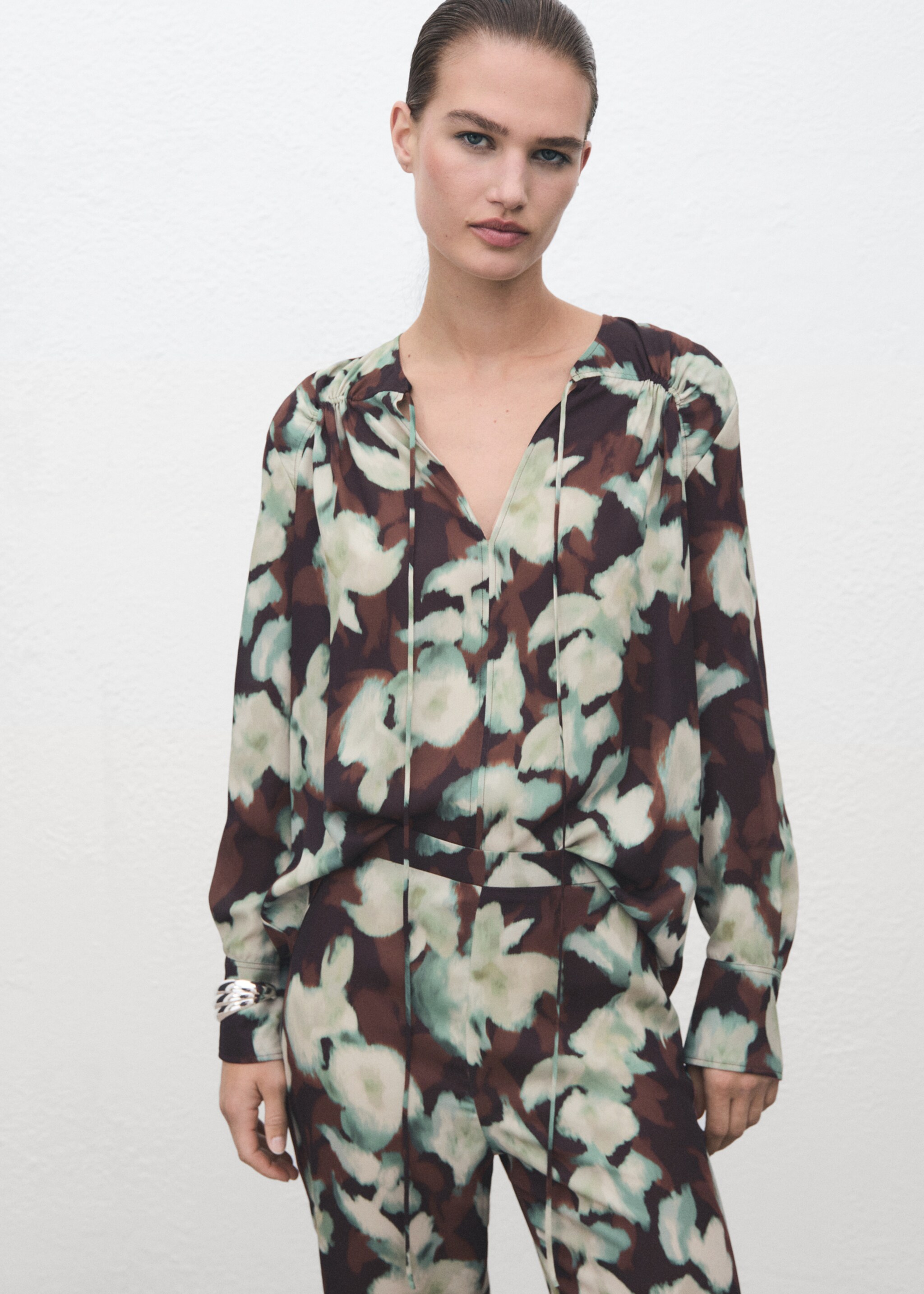 Printed flared trousers - Reverse of the article, Green. Ref: 17067815-00.