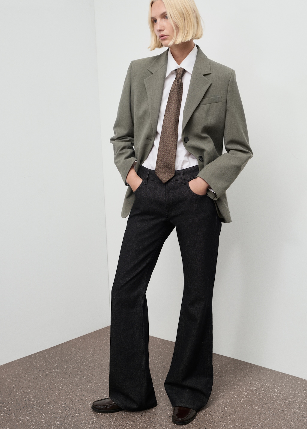Suit blazer with flap pockets