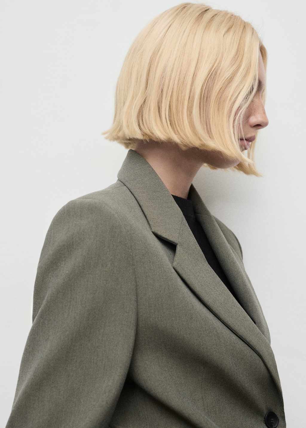 Suit blazer with flap pockets