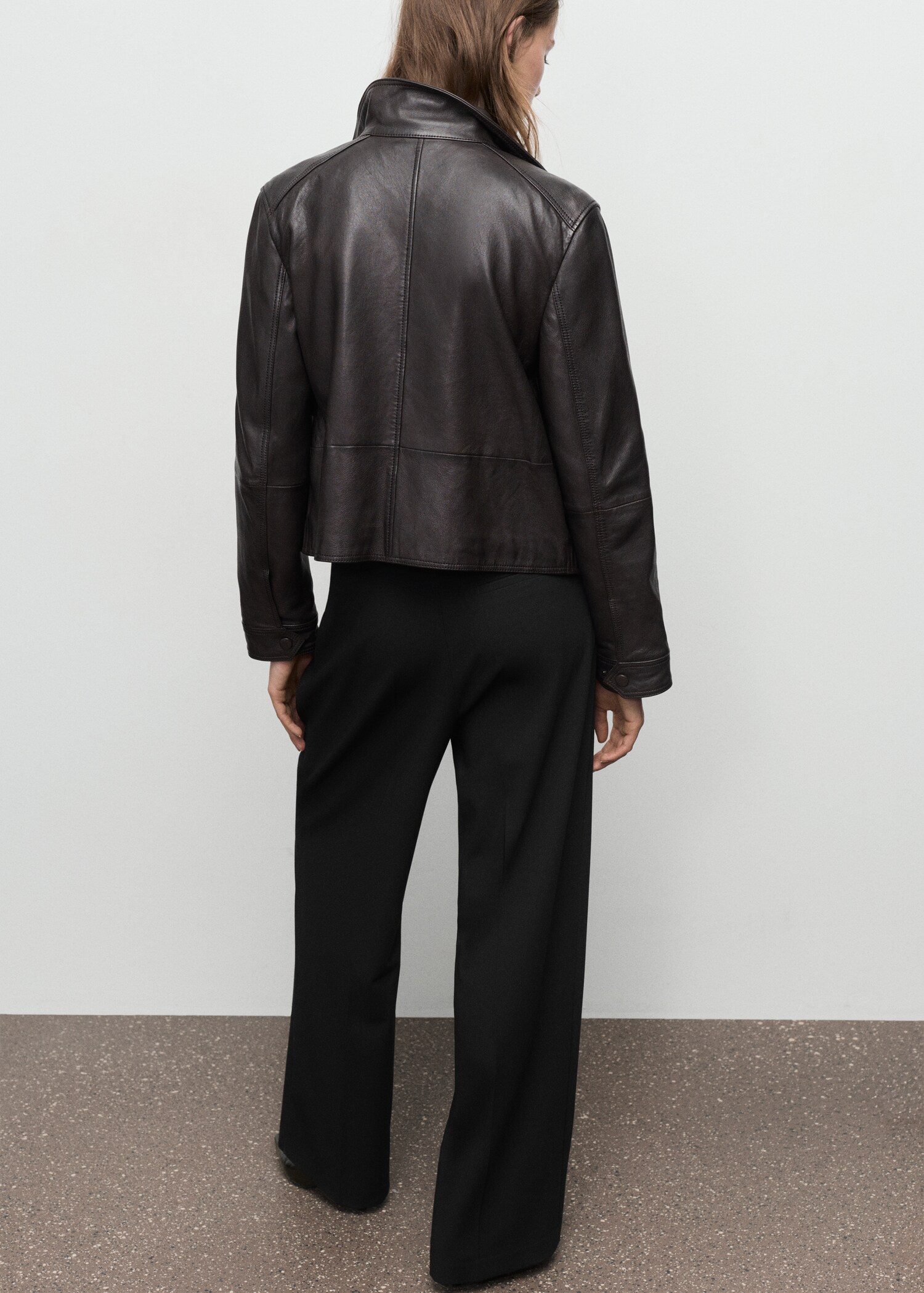 Wide leg pants with pleats and a mid-rise waist - Reverse of the article
