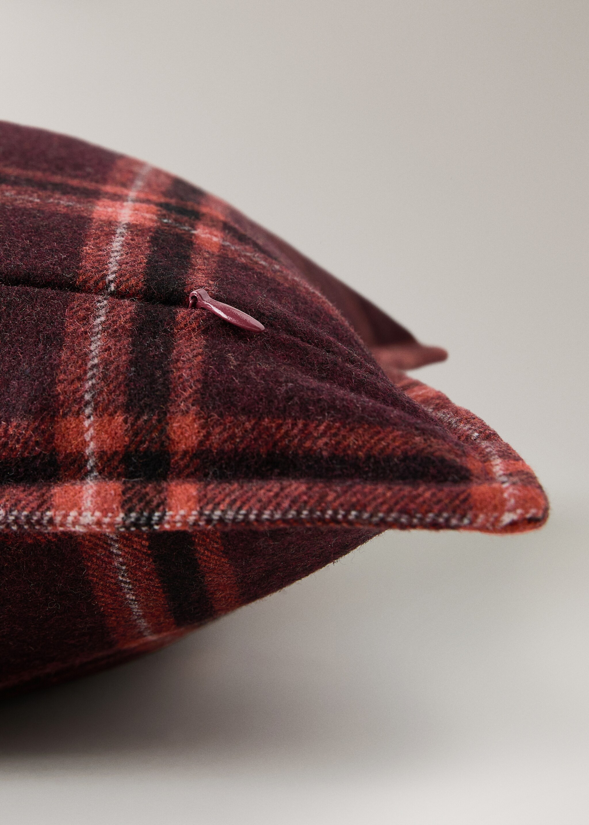 Wool check cushion cover 45x45 cm - Details of the article 3, Red. Ref: 17067900-00.