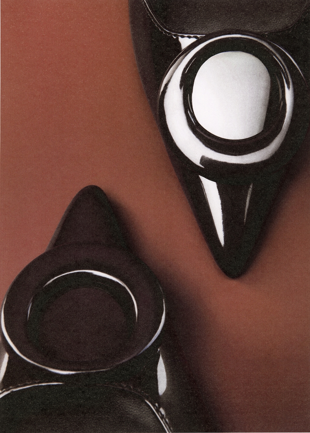 Patent leather high-heeled shoes with ring detail