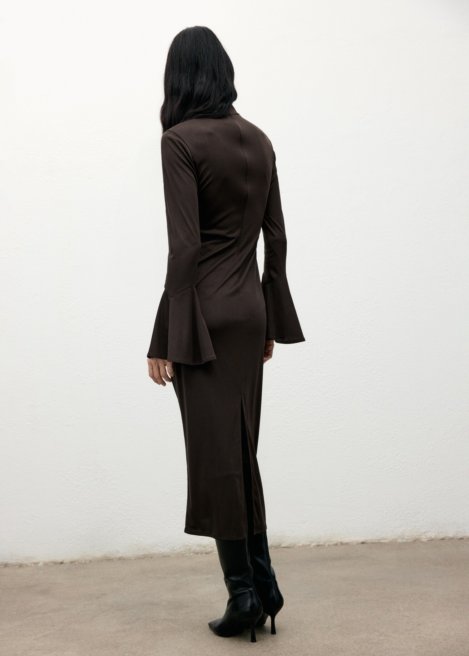Fitted dress with bell sleeves - Reverse of the article