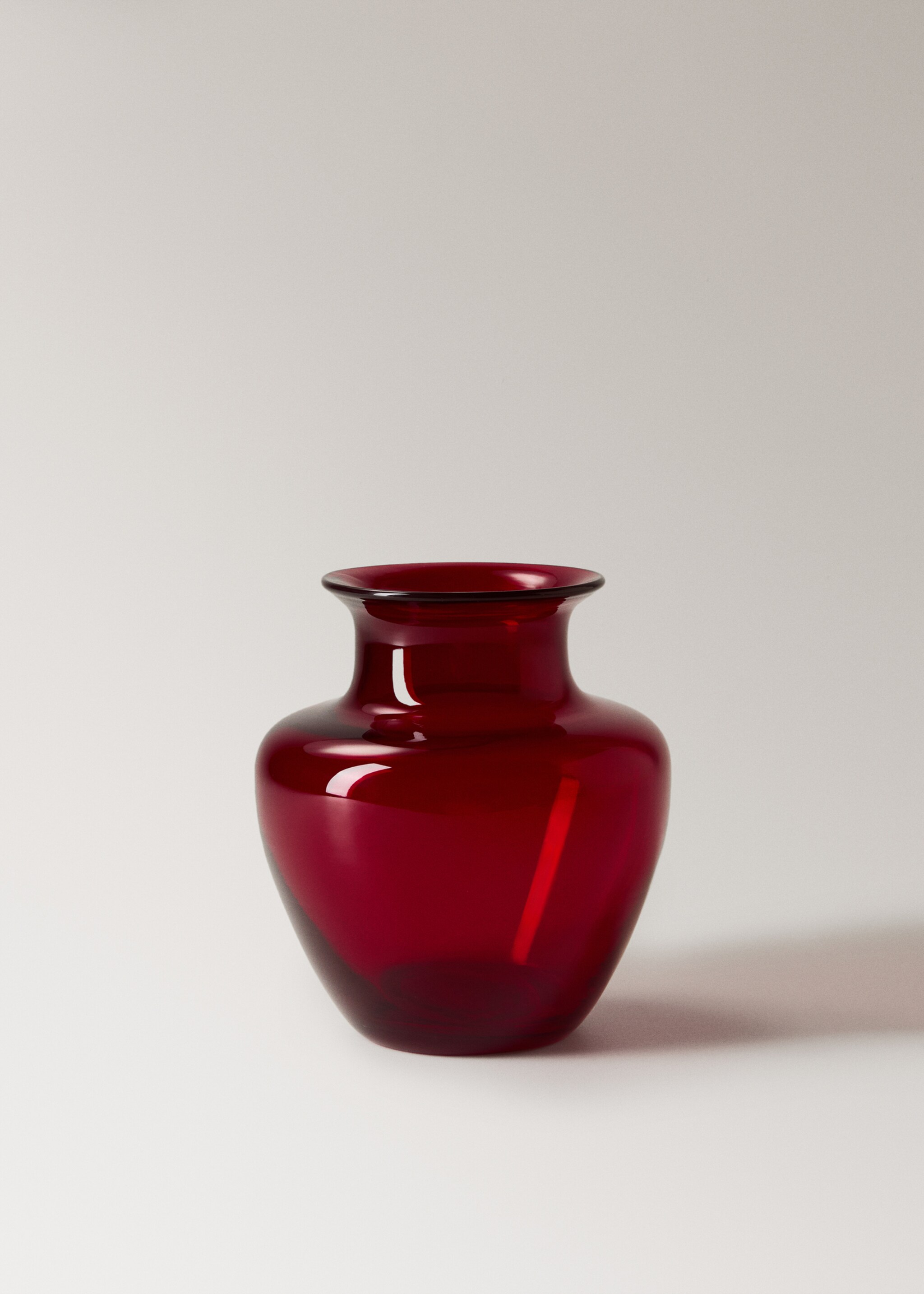 Low glass vase - Article without model, Red. Ref: 17068281-00.