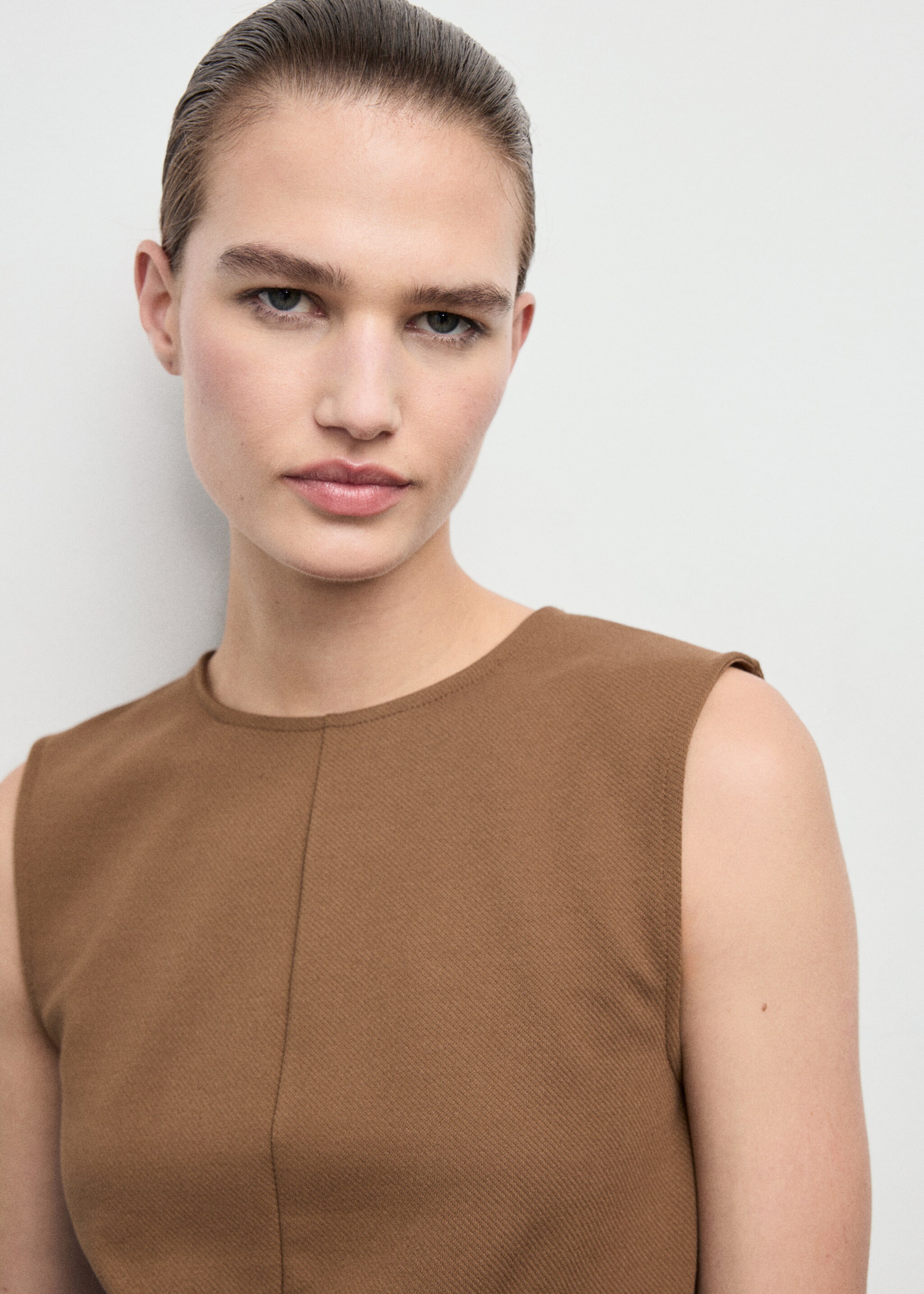 Fitted top with wide straps - Details of the article 1, Medium Brown. Ref: 17068291-00.
