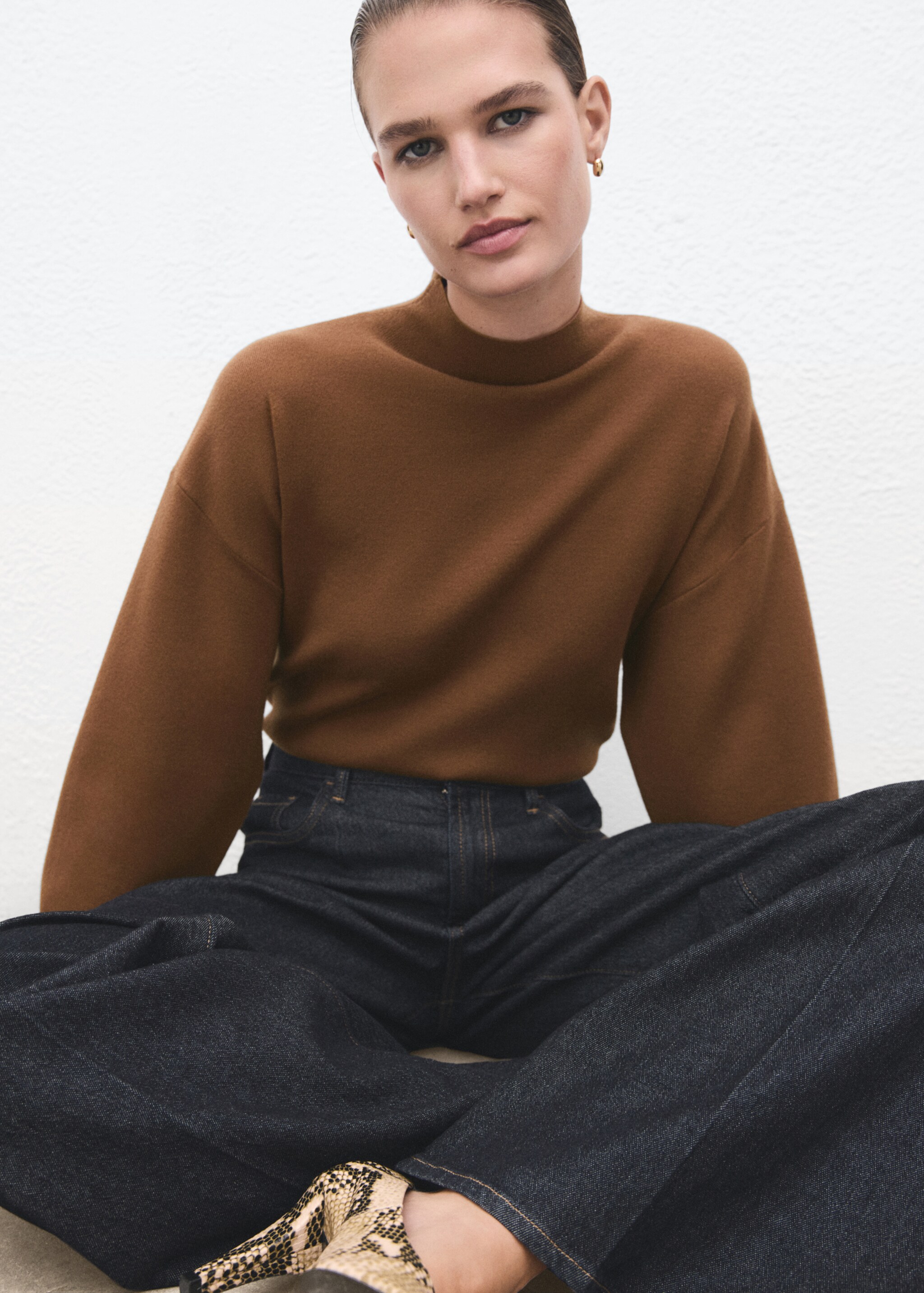 High collar sweater - Details of the article 1, Caramel. Ref: 17068639-00.