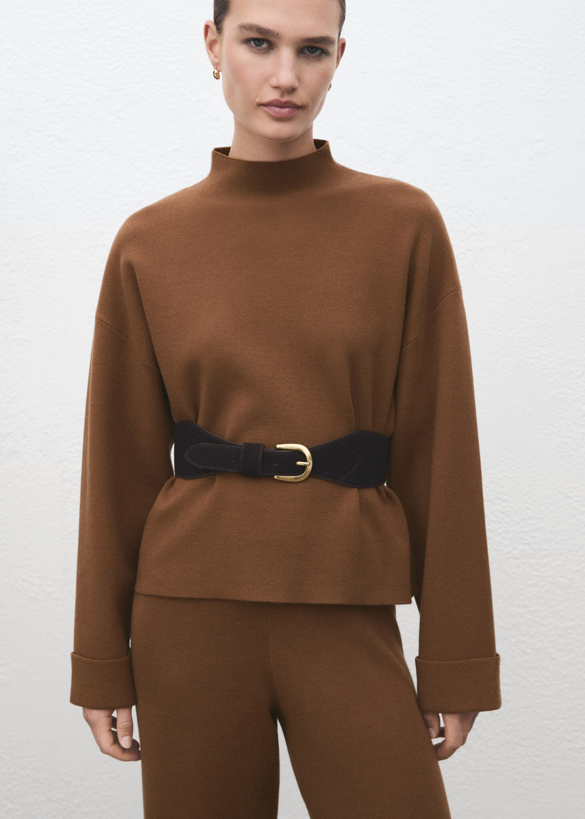 High collar sweater - Details of the article 2, Caramel. Ref: 17068639-00.