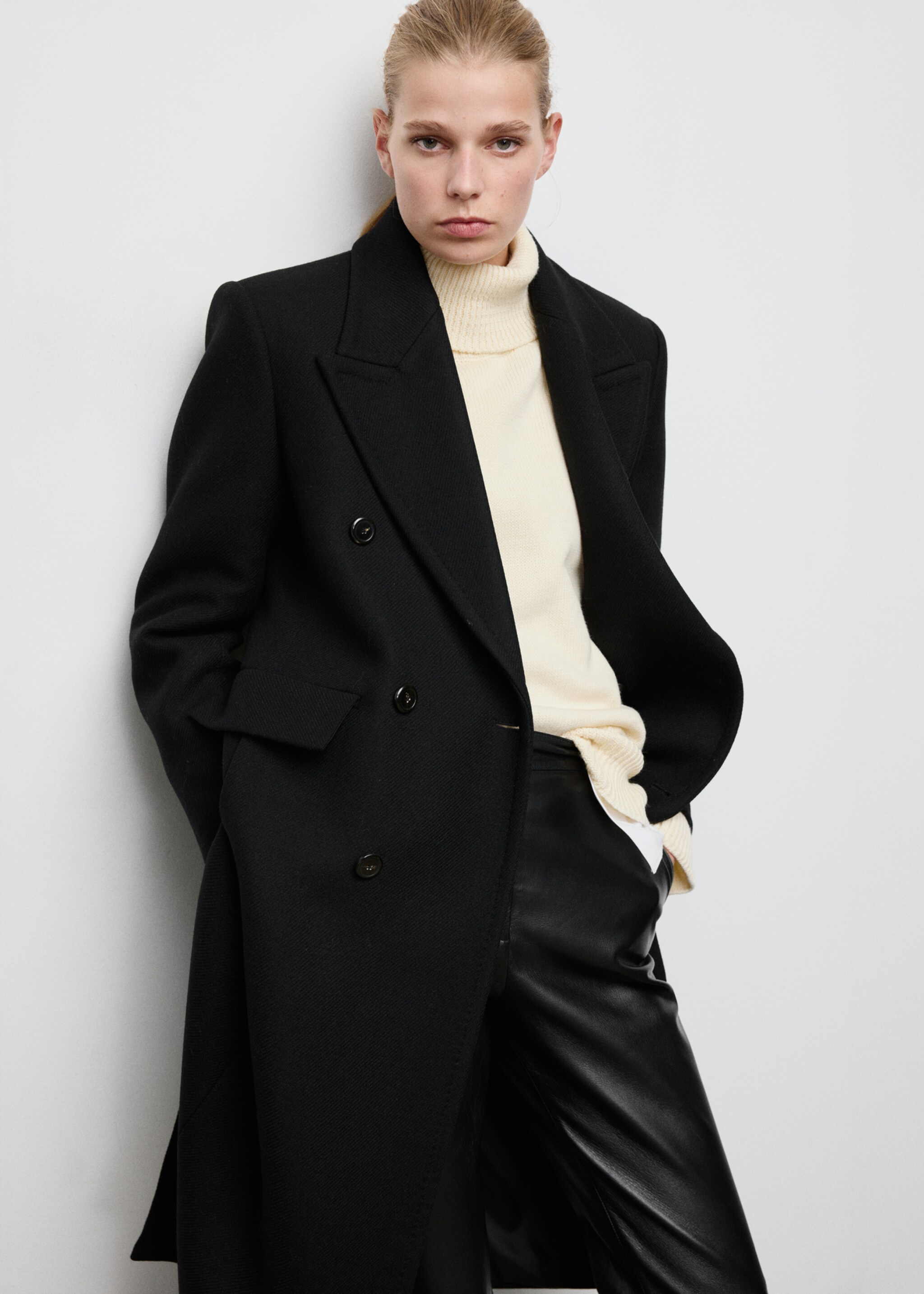 Abrigo lana doble botonadura - Plano medio, Negro. Ref: 17068641-00.