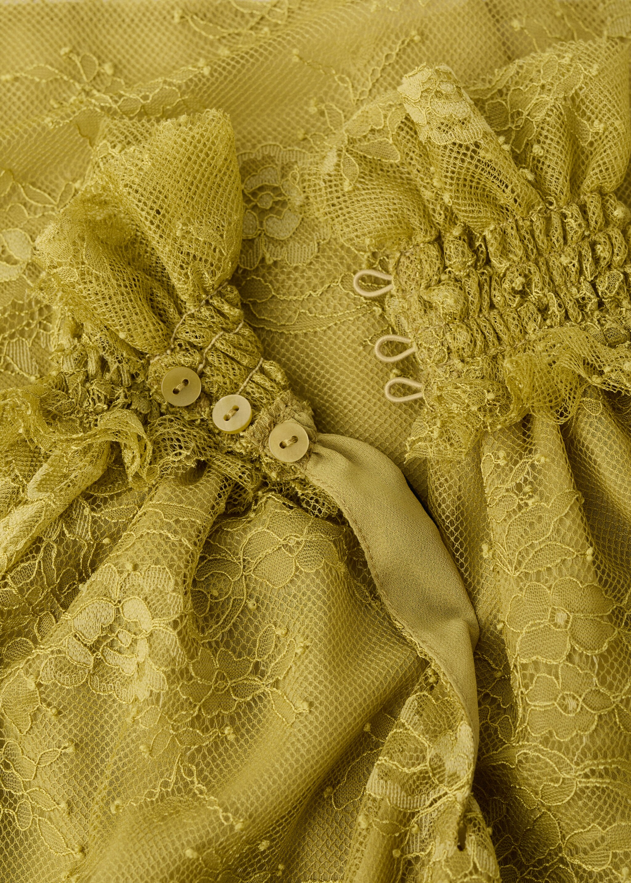Lace top with ruff collar - Details of the article 8, Olive Green. Ref: 17069104-00.