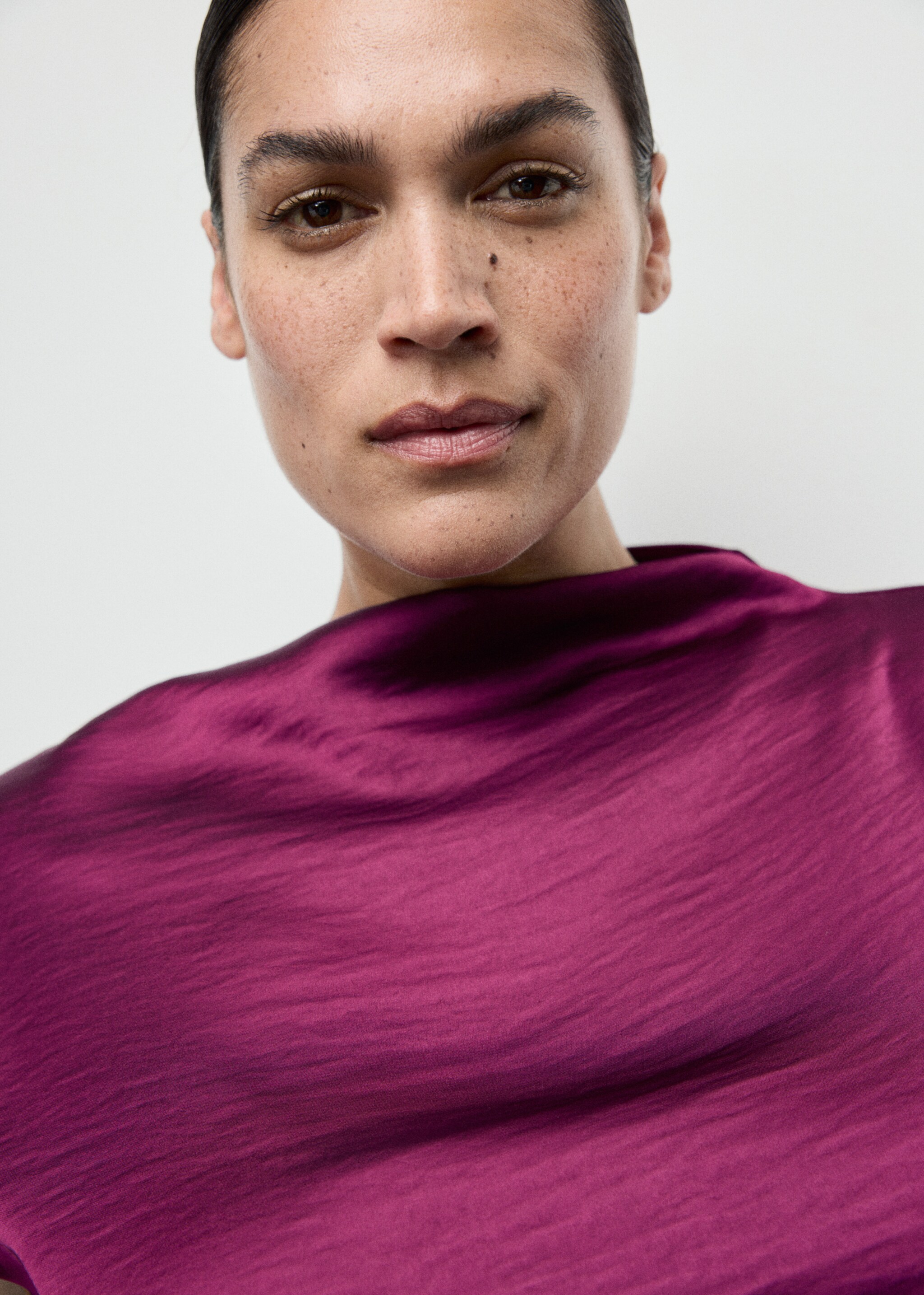 Satin dress with creased effect - Details of the article 4, Strawberry. Ref: 17069106-00.