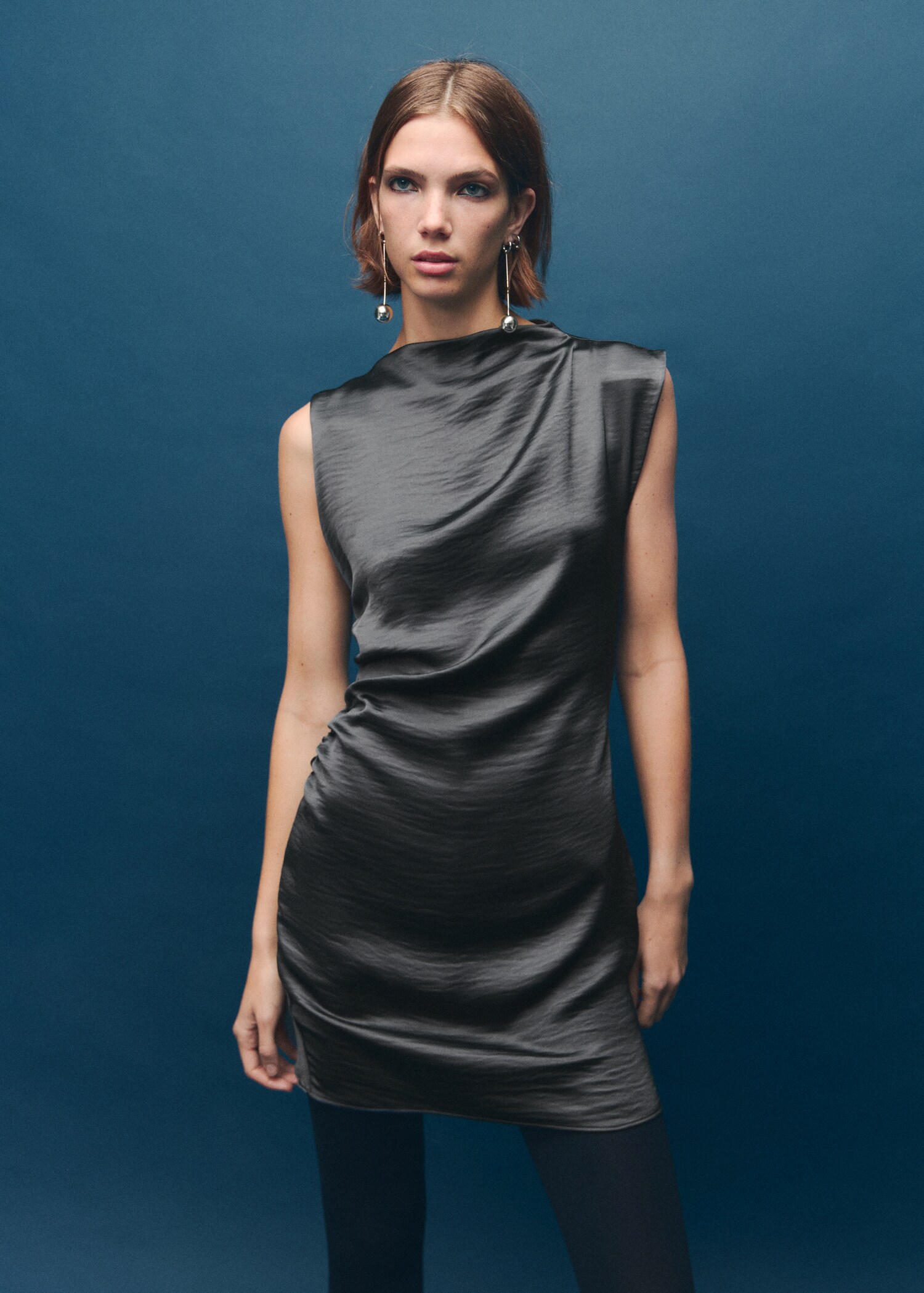 Satin dress with creased effect - Medium plane