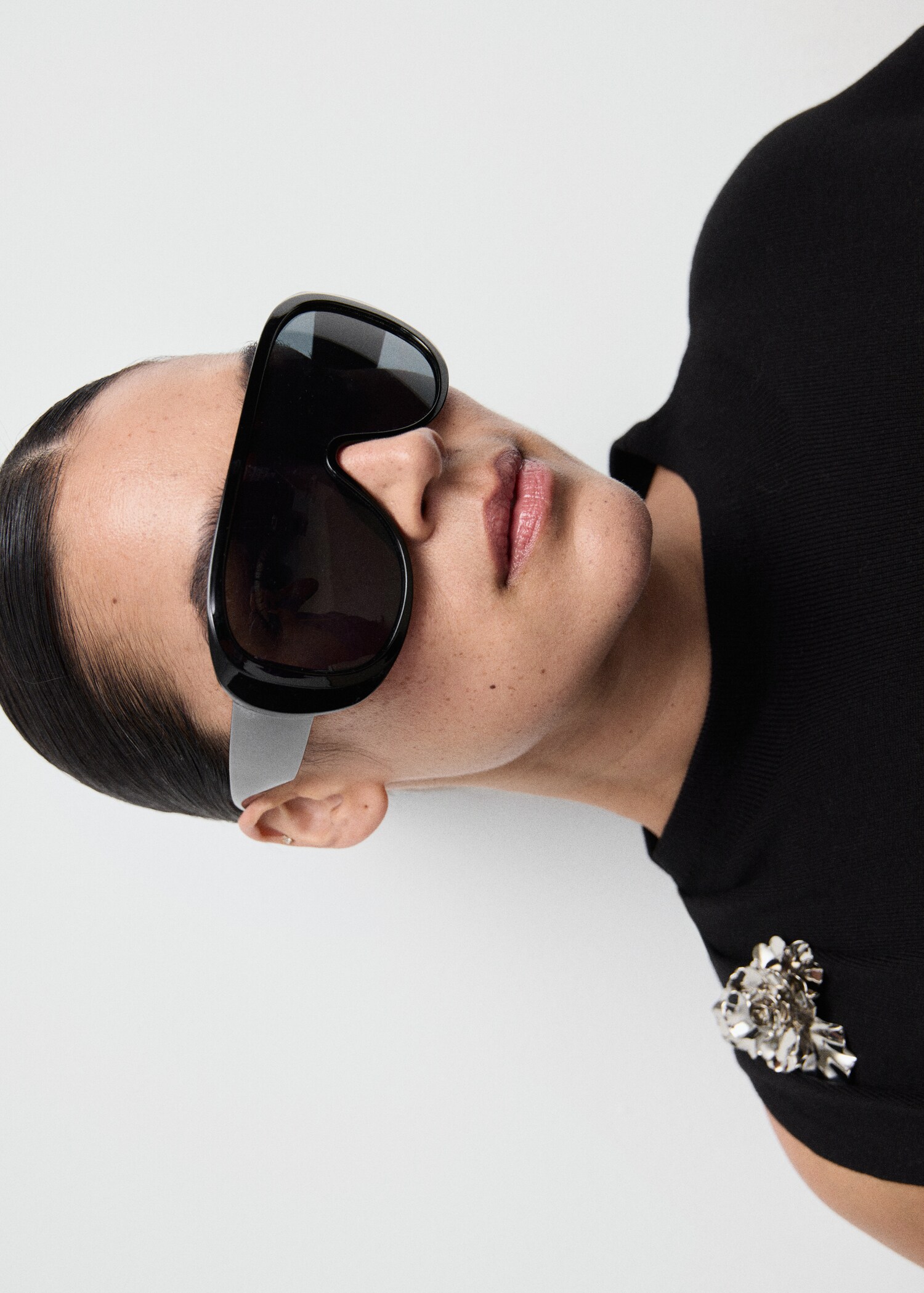 Knitted top with metallic flower - Details of the article 4