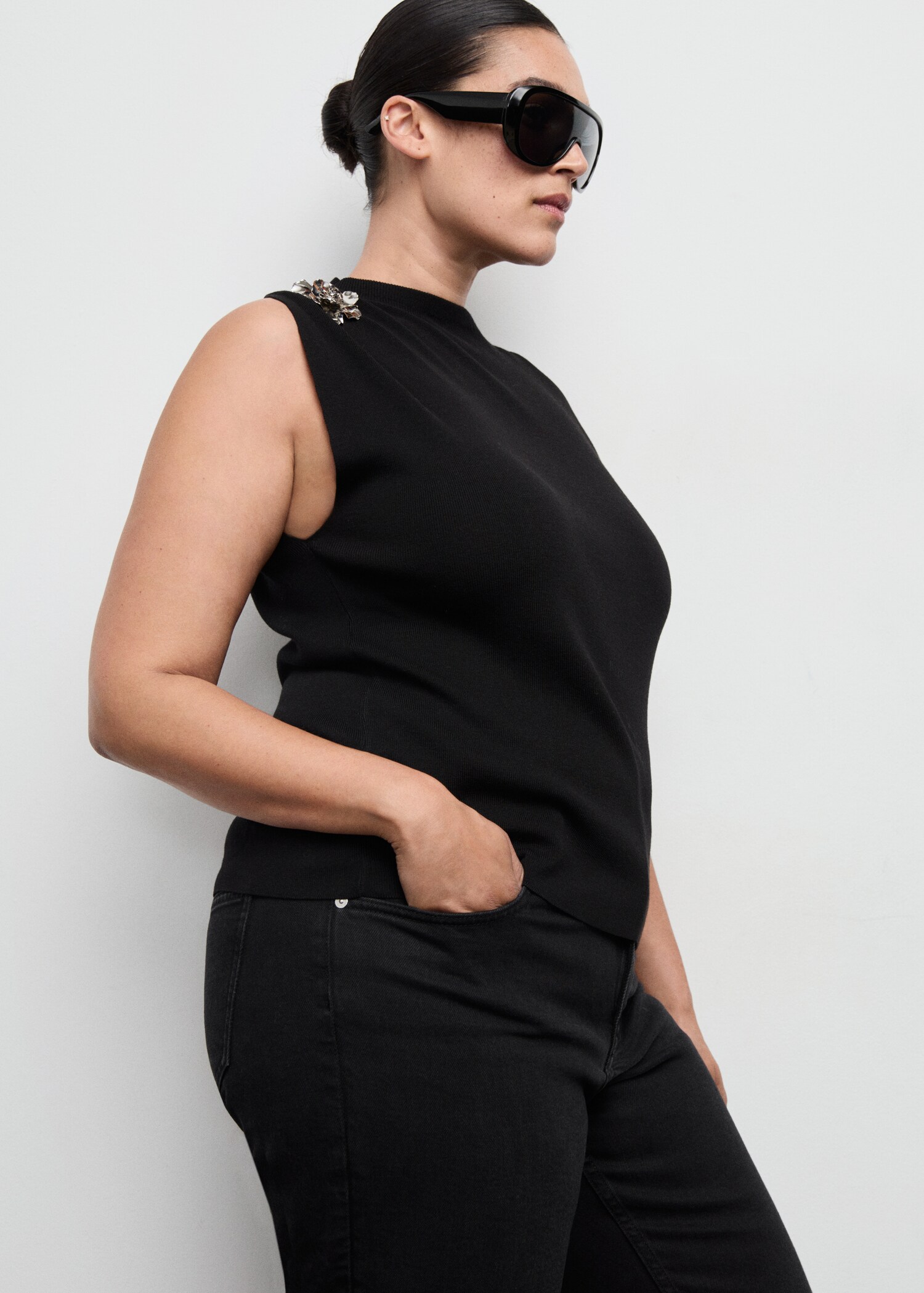 Knitted top with metallic flower - Details of the article 5