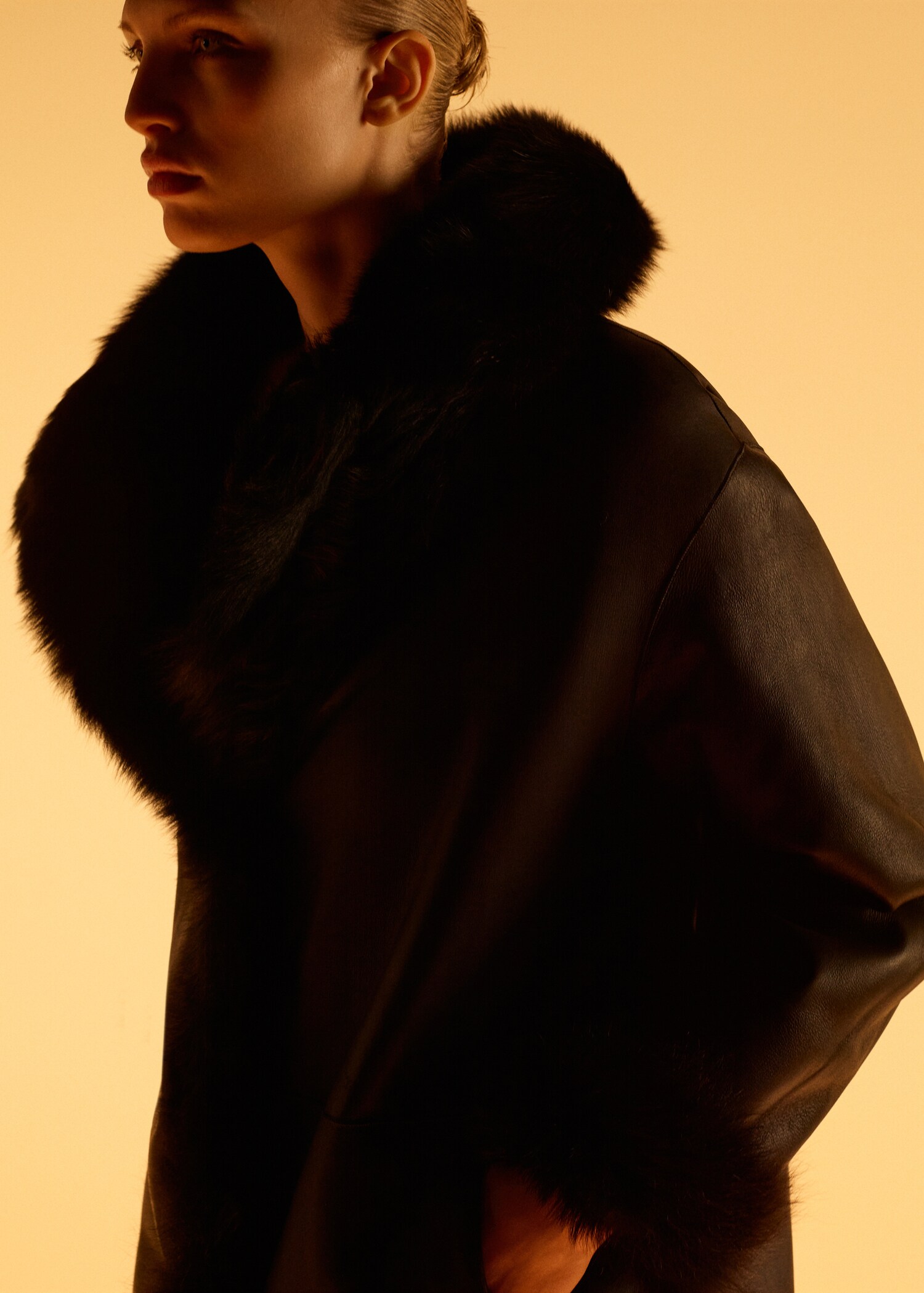 Manteau cuir imitation fourrure réversible - Plan moyen