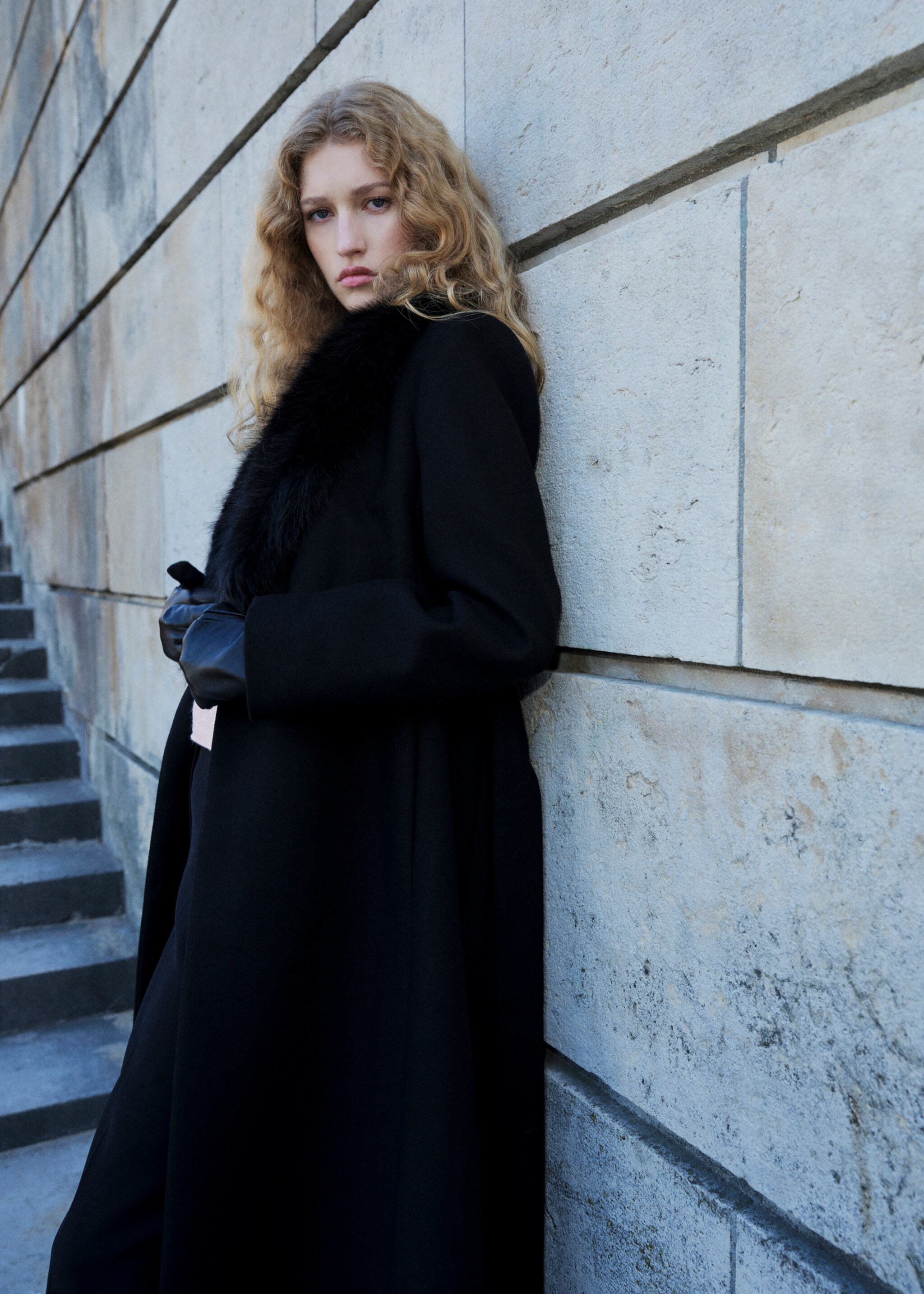 Manteco wool coat with fur collar - Medium plane, Black. Ref: 17069118-00.