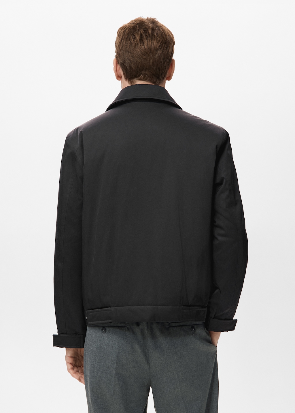 Water-repellent jacket with pockets