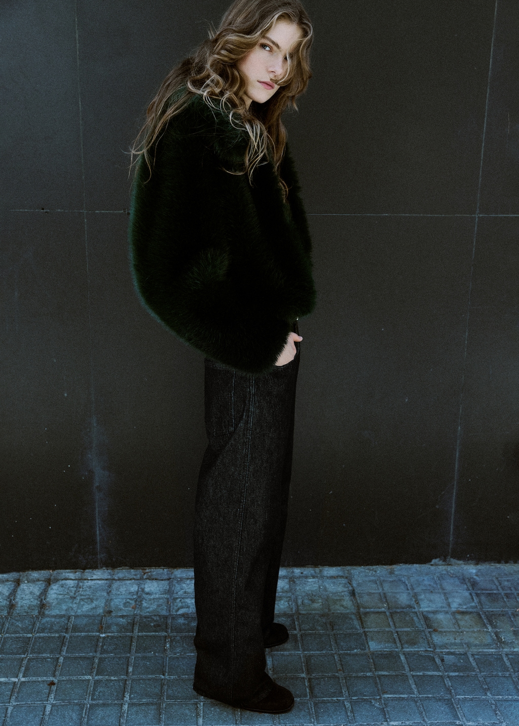 Low-rise barrel jeans