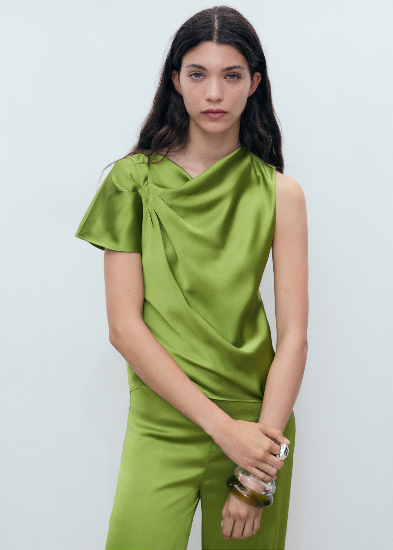 Chemise satinée avec détail drapé - Plan moyen