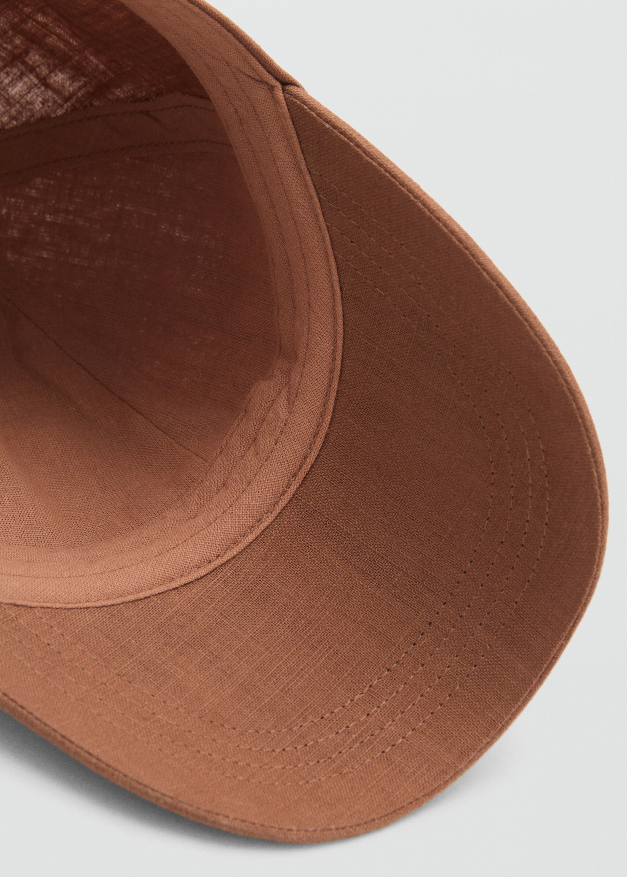 Topi campuran linen dengan pesan bordiran - Rincian barang 2