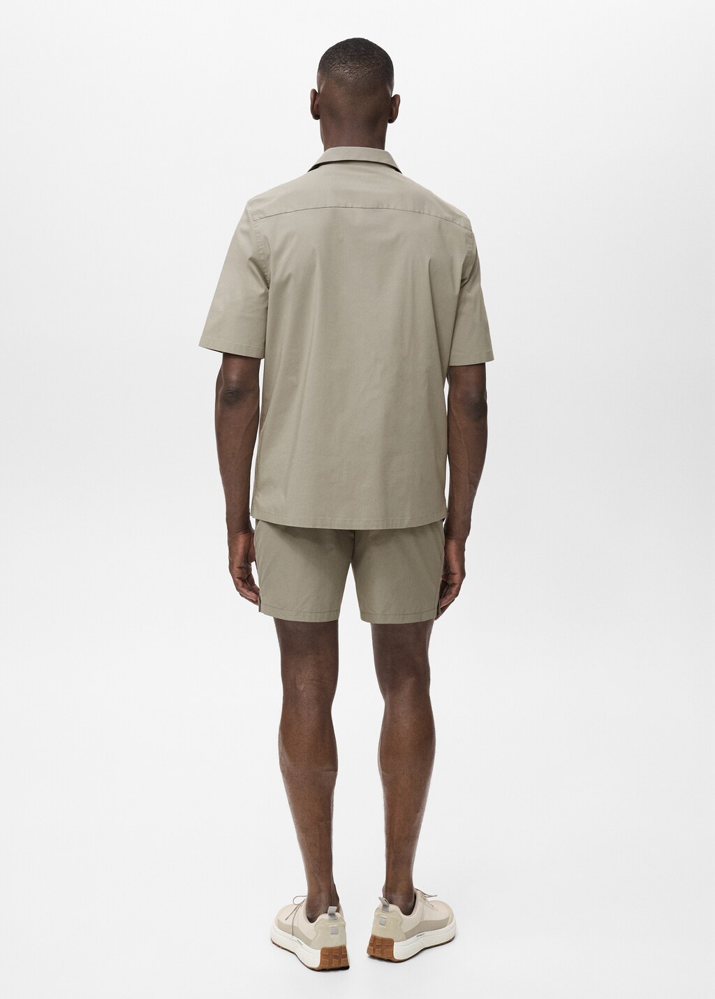 Shirt with pockets and bowling collar