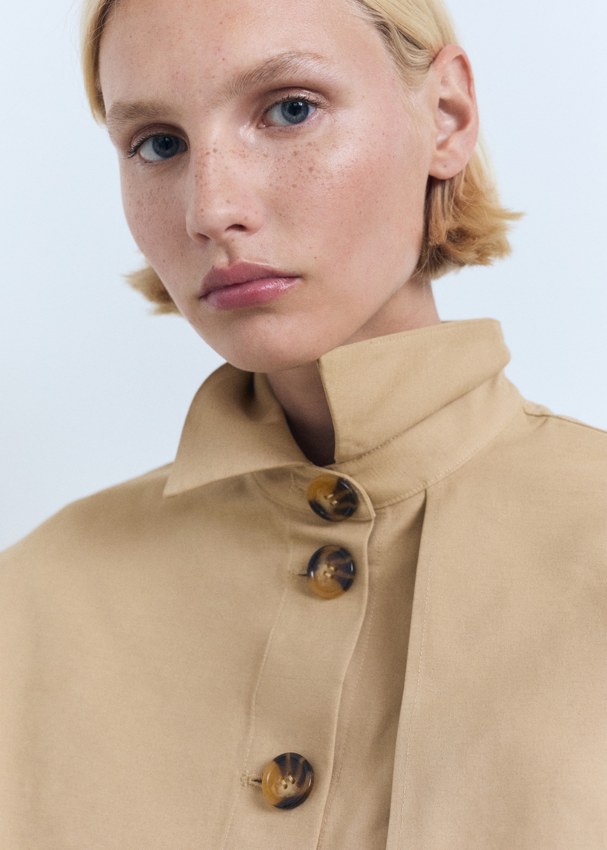 Cape-style cropped trench coat - Details of the article 1