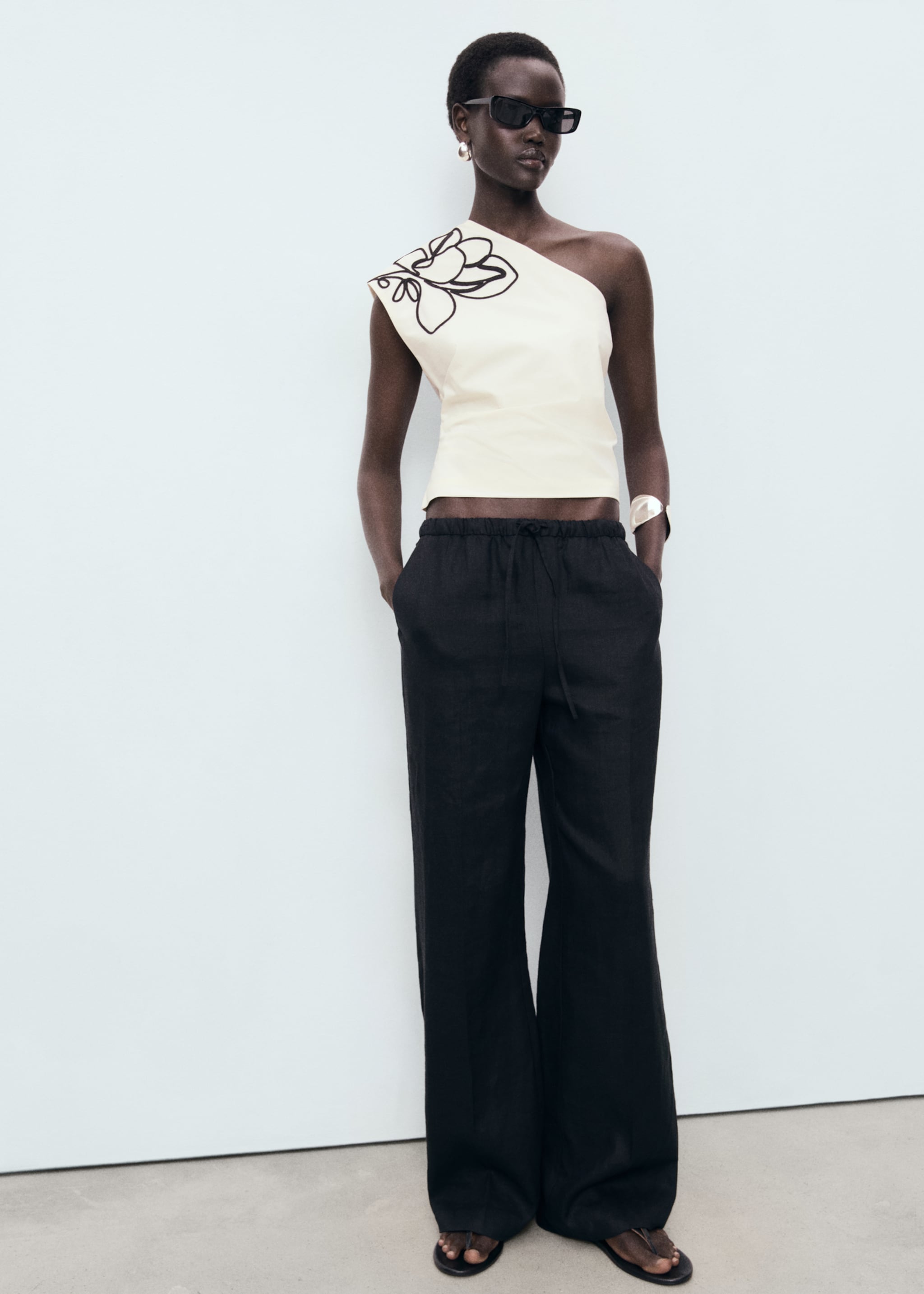 Asymmetrical flower-embroidered top - Details of the article 2