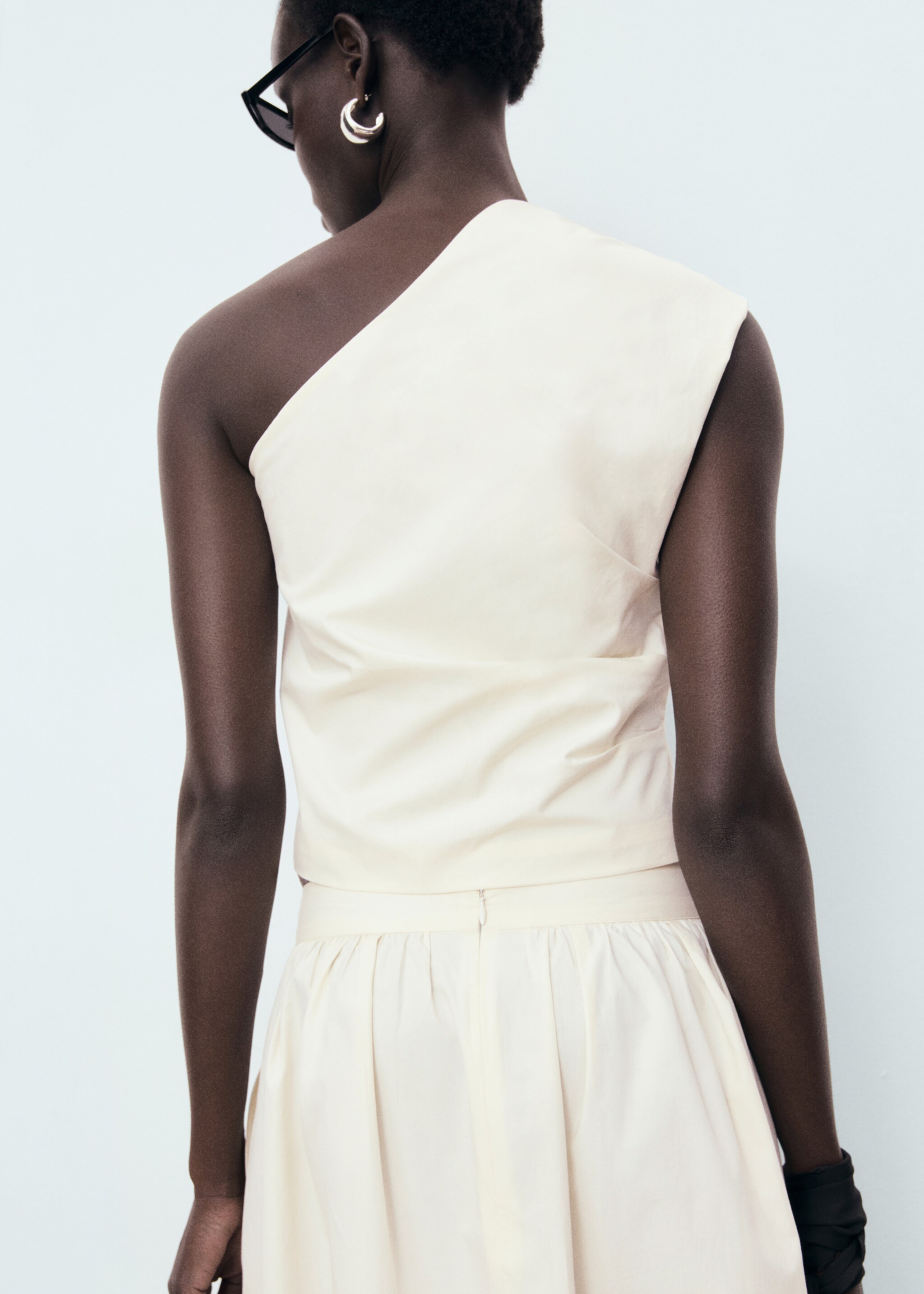Asymmetrical flower-embroidered top - Reverse of the article