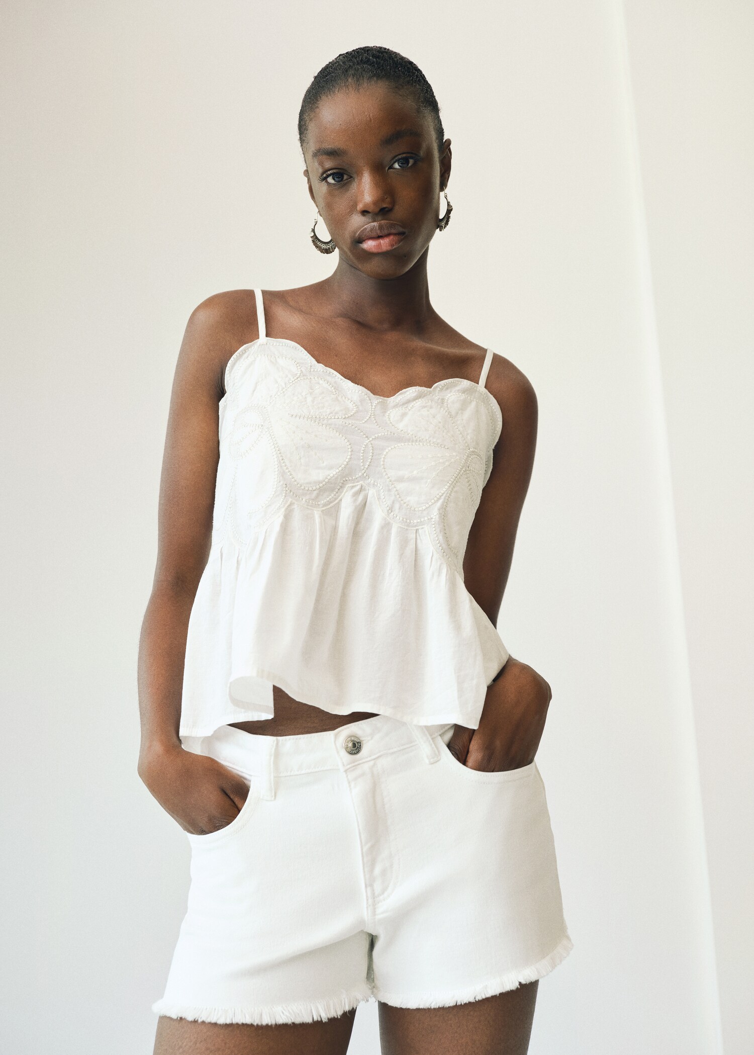 Frayed low-rise shorts - Details of the article 4