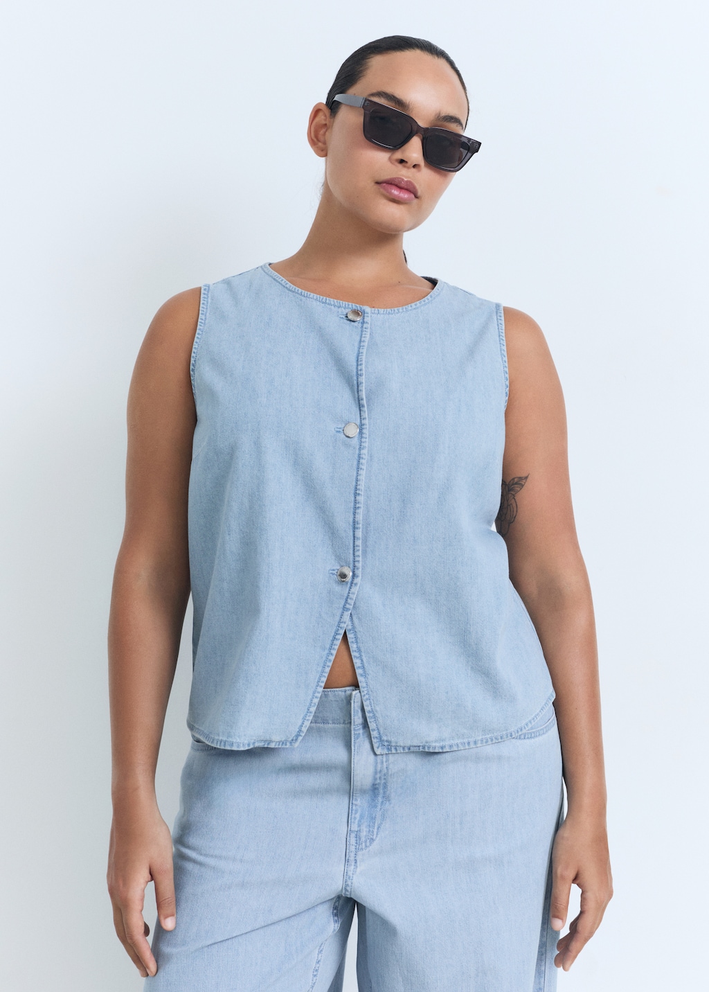 Buttoned denim vest