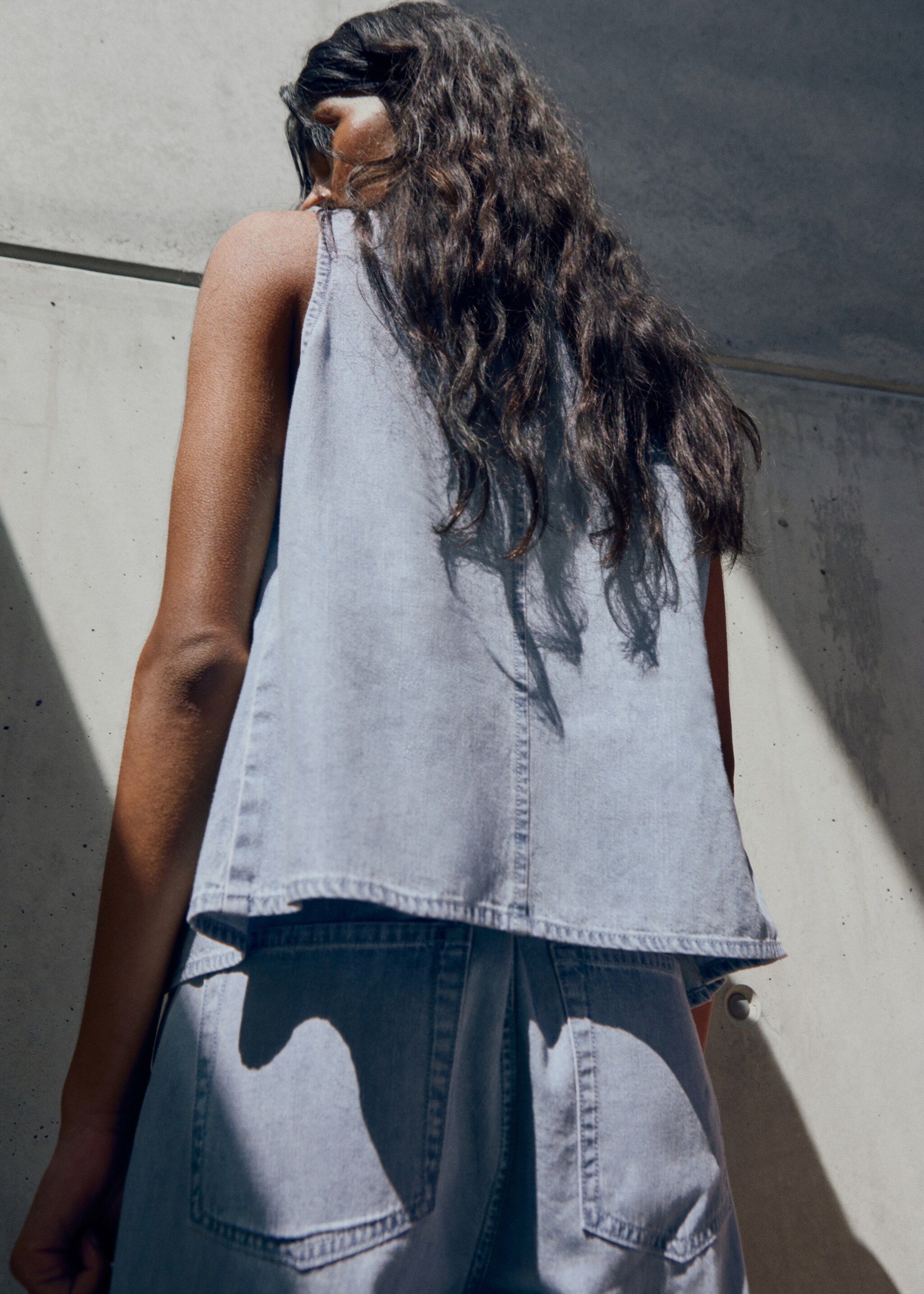 Buttoned denim gilet - Reverse of the article