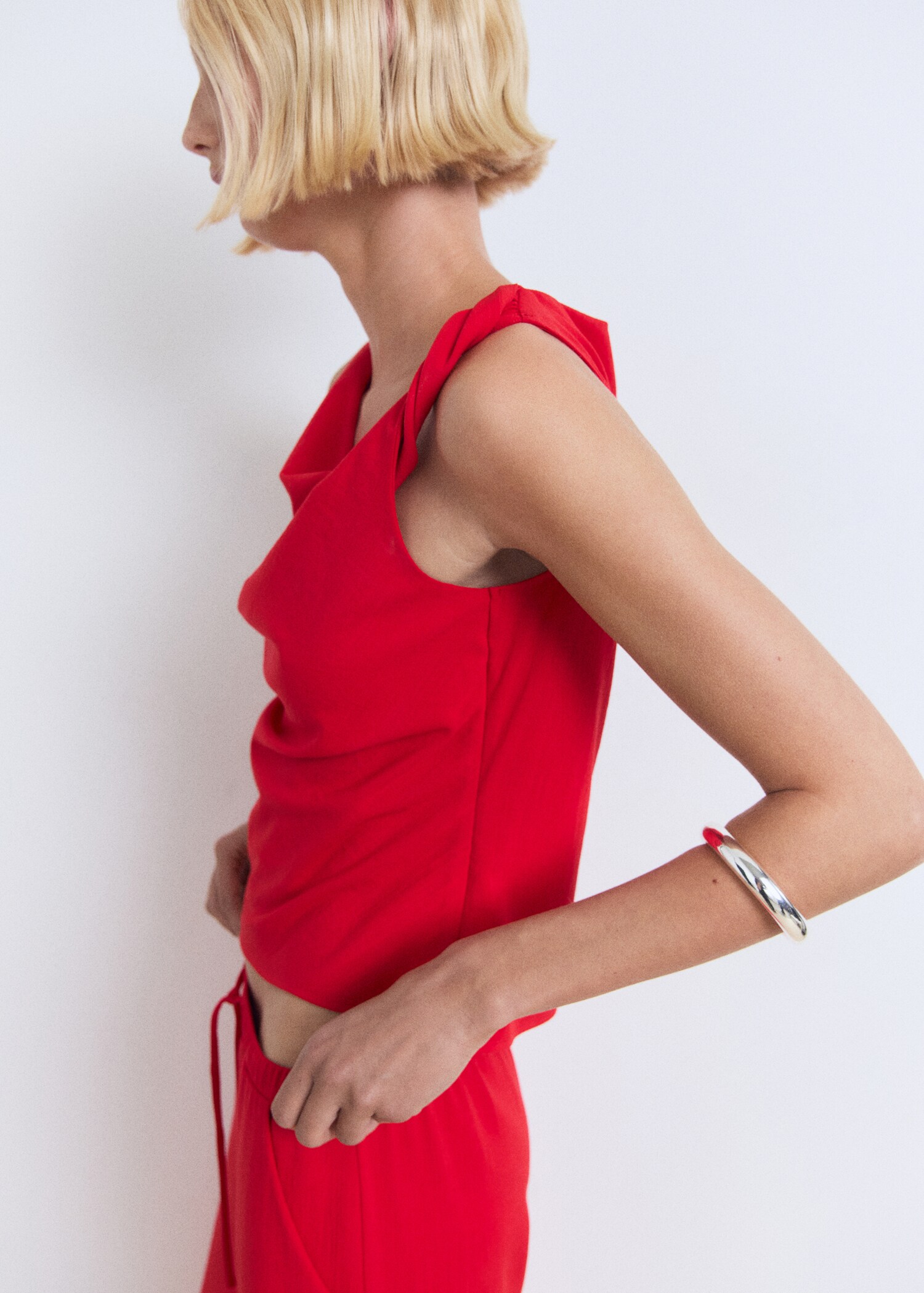Top asymétrique à bretelle drapé - Plan moyen