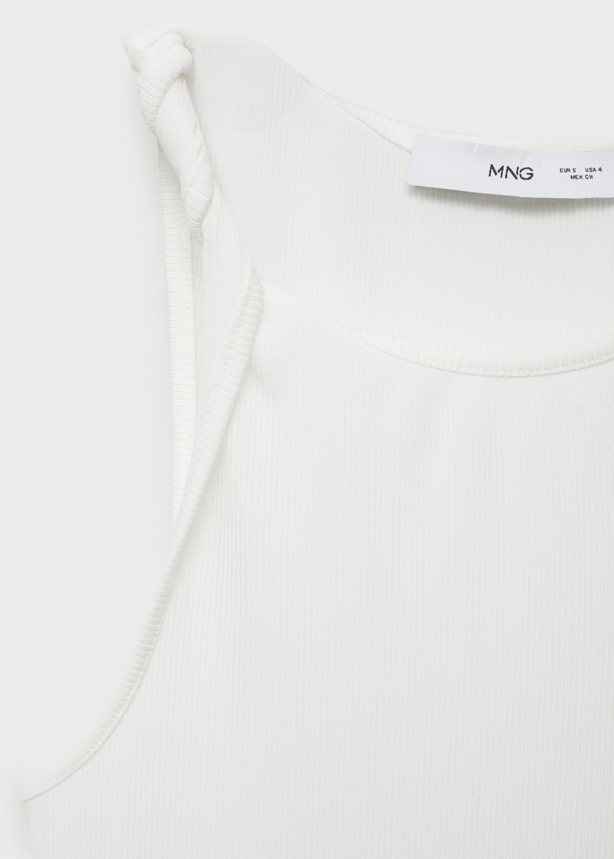 Geripptes Top mit asymmetrischen Trägern - Detail des Artikels 8