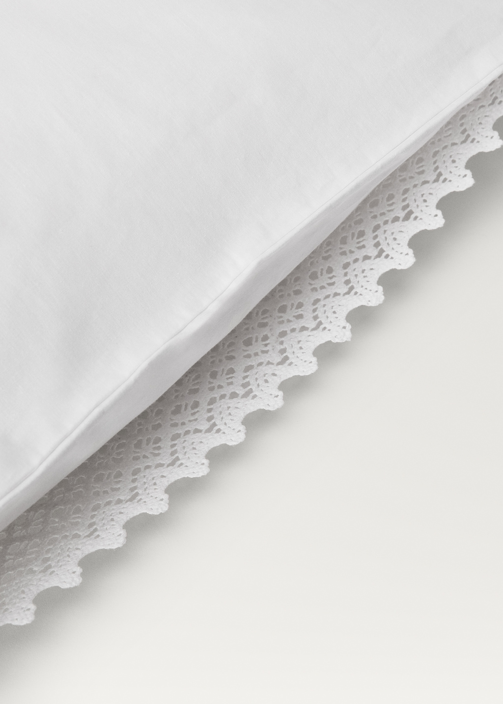 Two pillowcases with lace detail 50x75 cm