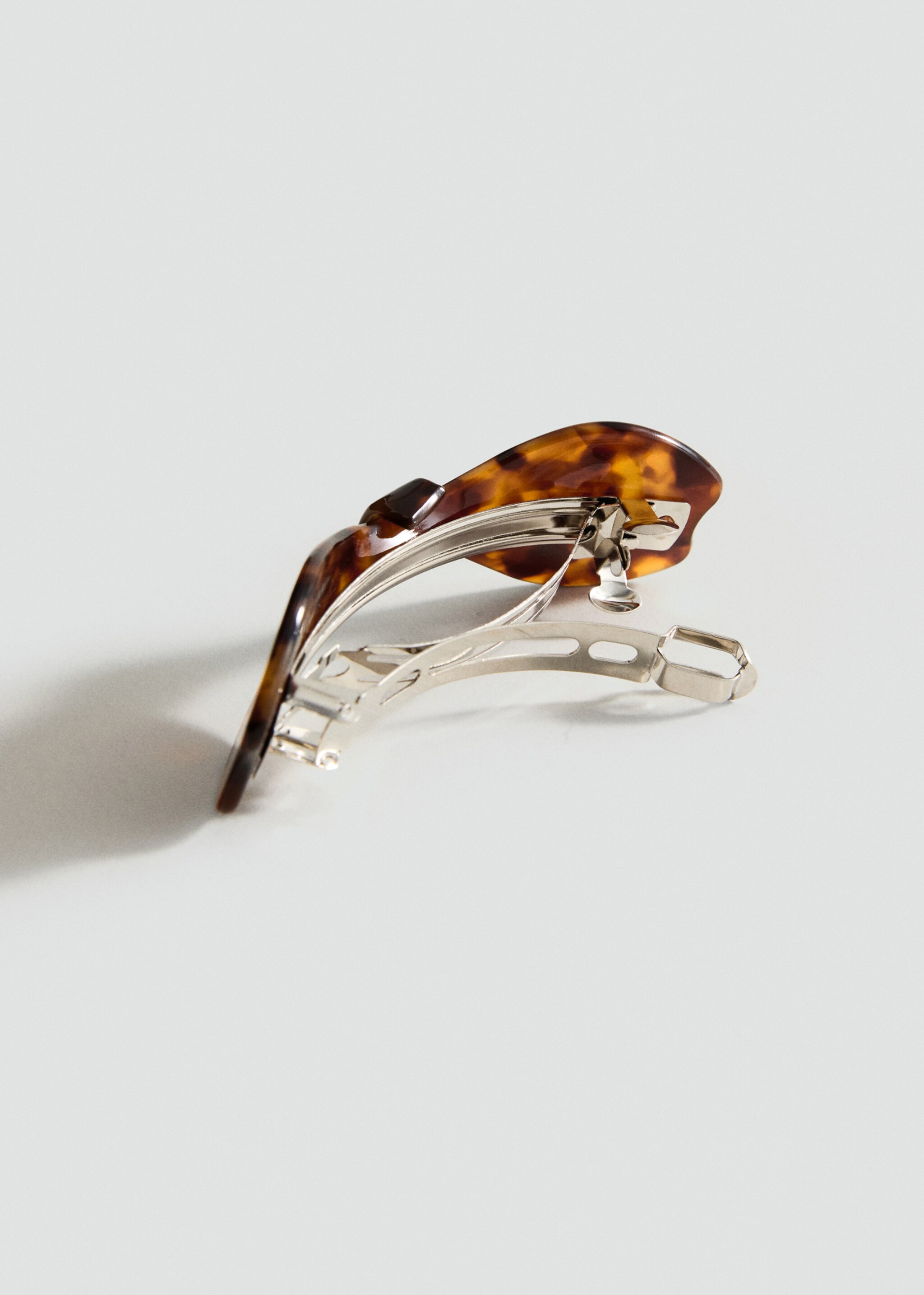 Barrette à cheveux écaille - Plan moyen