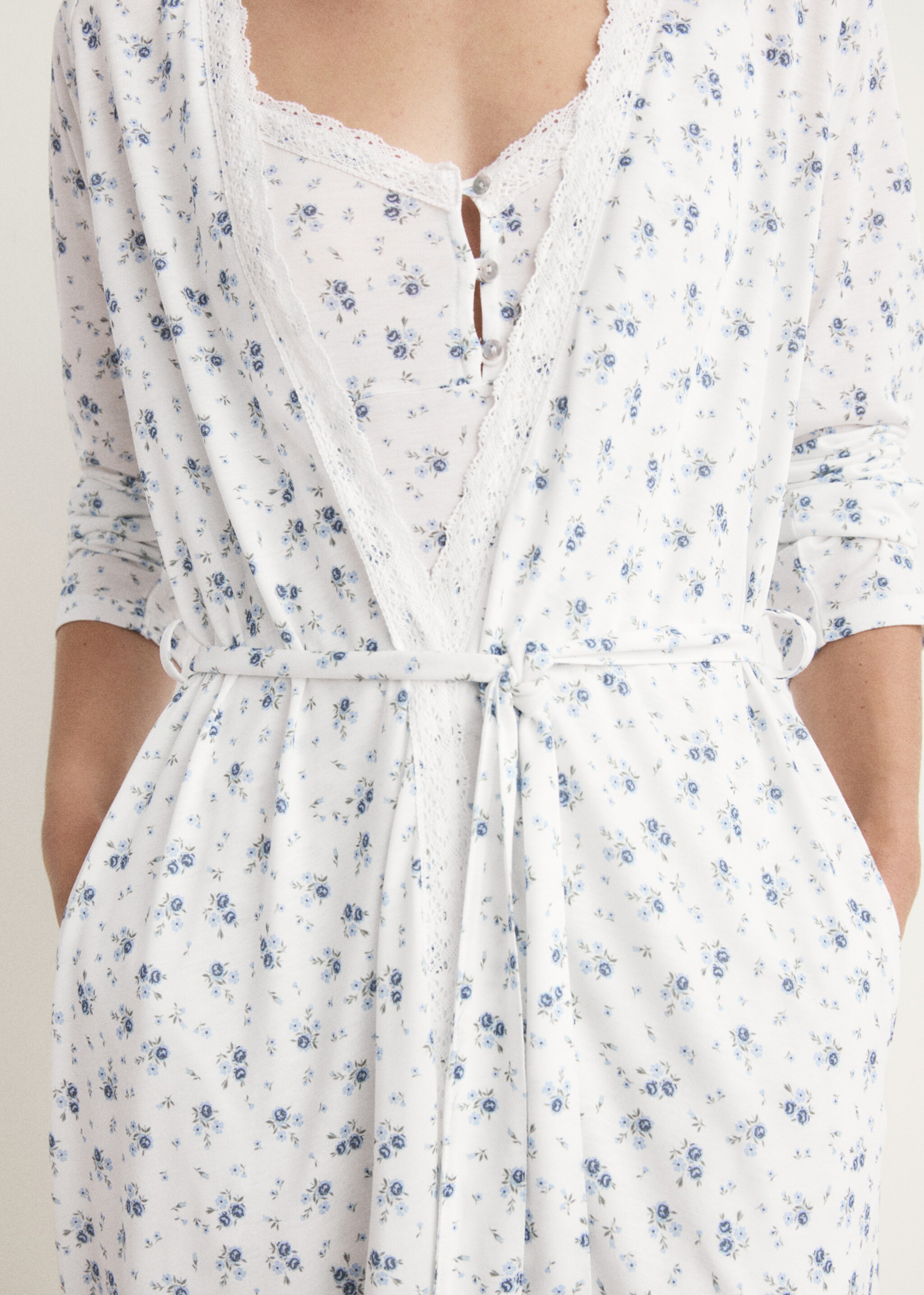 Floral-print dressing gown with lace trim - Details of the article 6, White. Ref: 17071524-00.