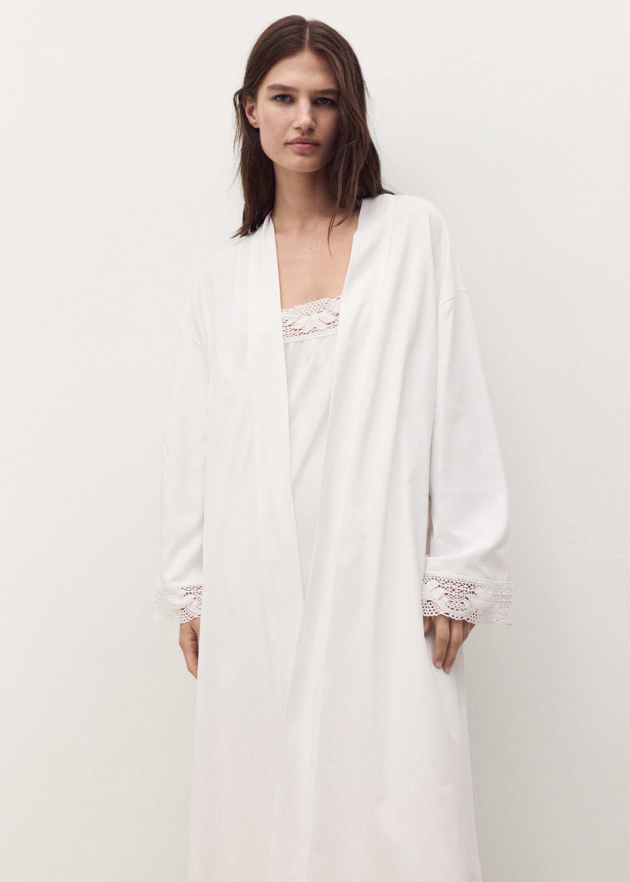 Cotton robe with lace - Medium plane, White. Ref: 17071544-00.