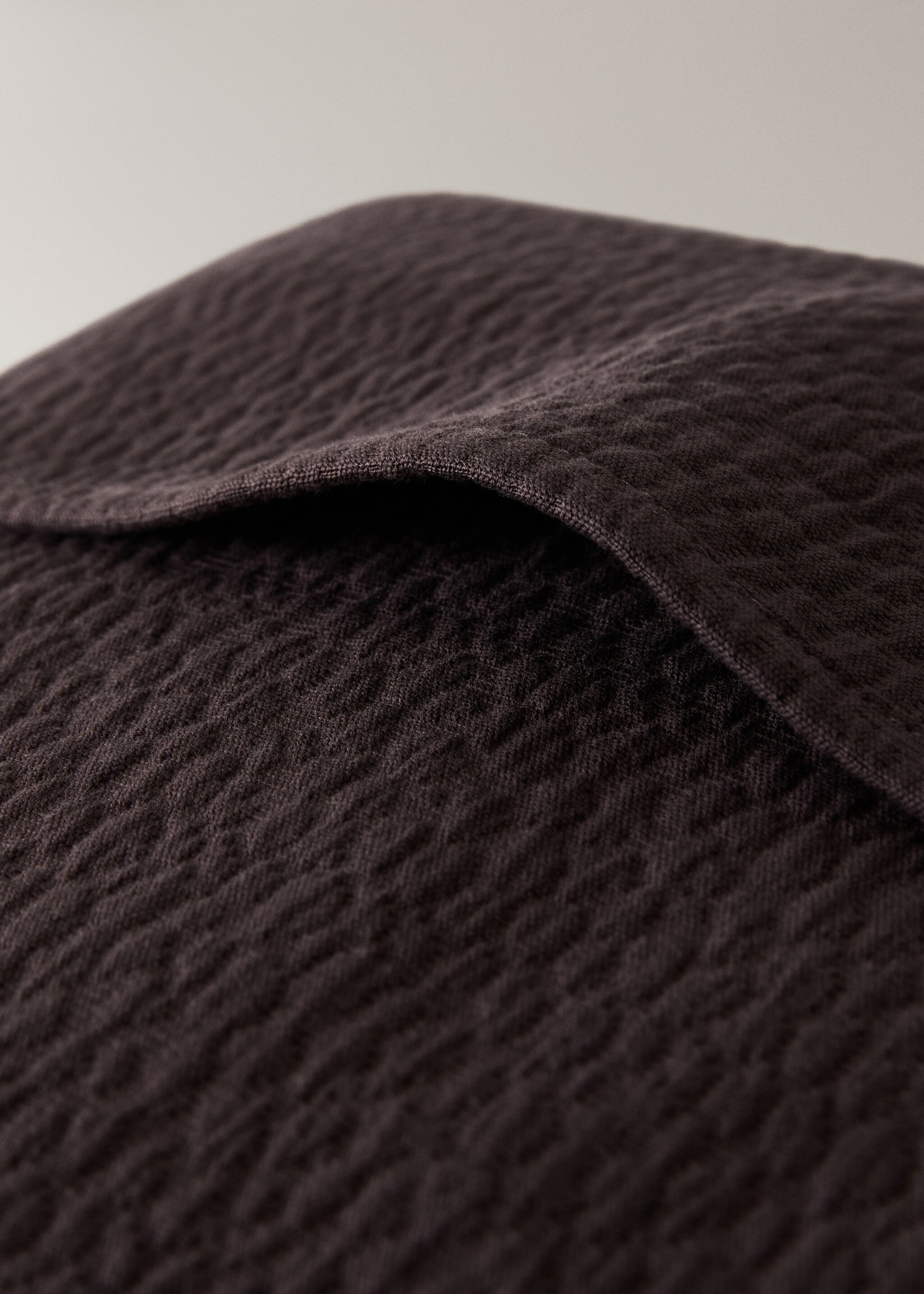 Garment-dyed cotton bed cushion cover texture 20x20 inches - Details of the article 2, Blackberry. Ref: 17071557-00.