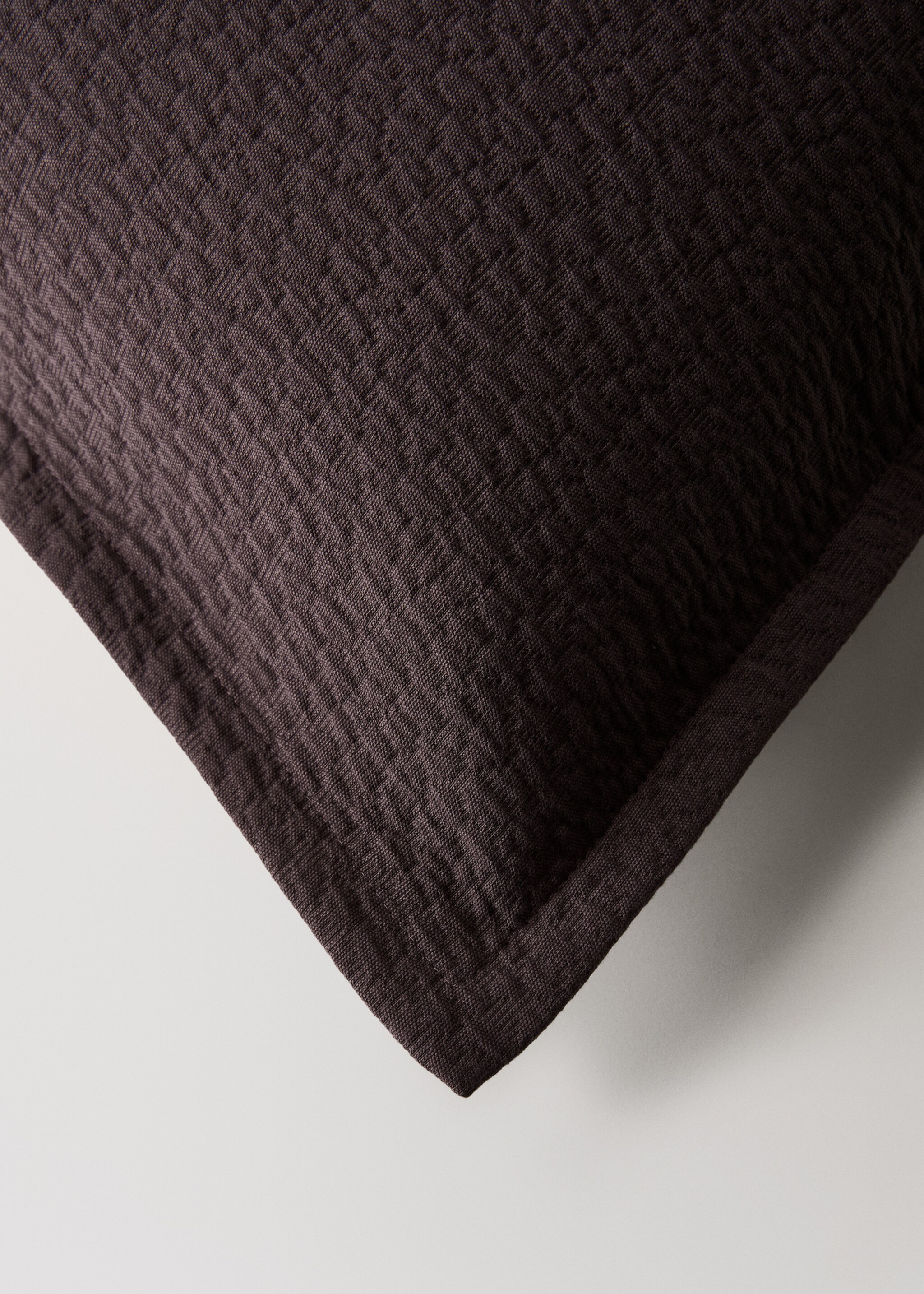Garment-dyed cotton bed cushion cover texture 20x20 inches - Details of the article 3, Blackberry. Ref: 17071557-00.