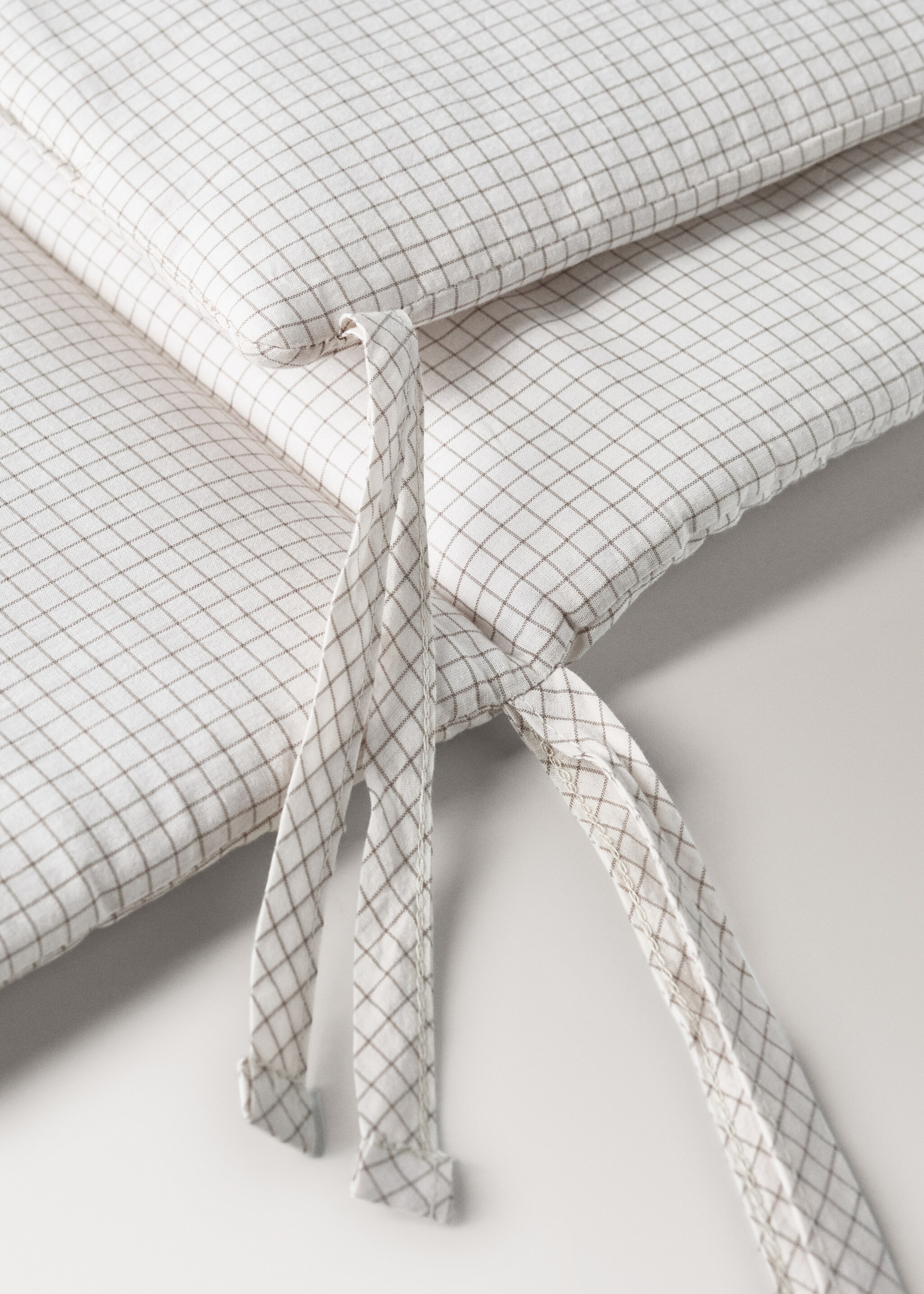 crib bumper, cotton yarn-dyed mini check - Pormenor do artigo 1, Castanho-médio. Ref: 17071572-00.