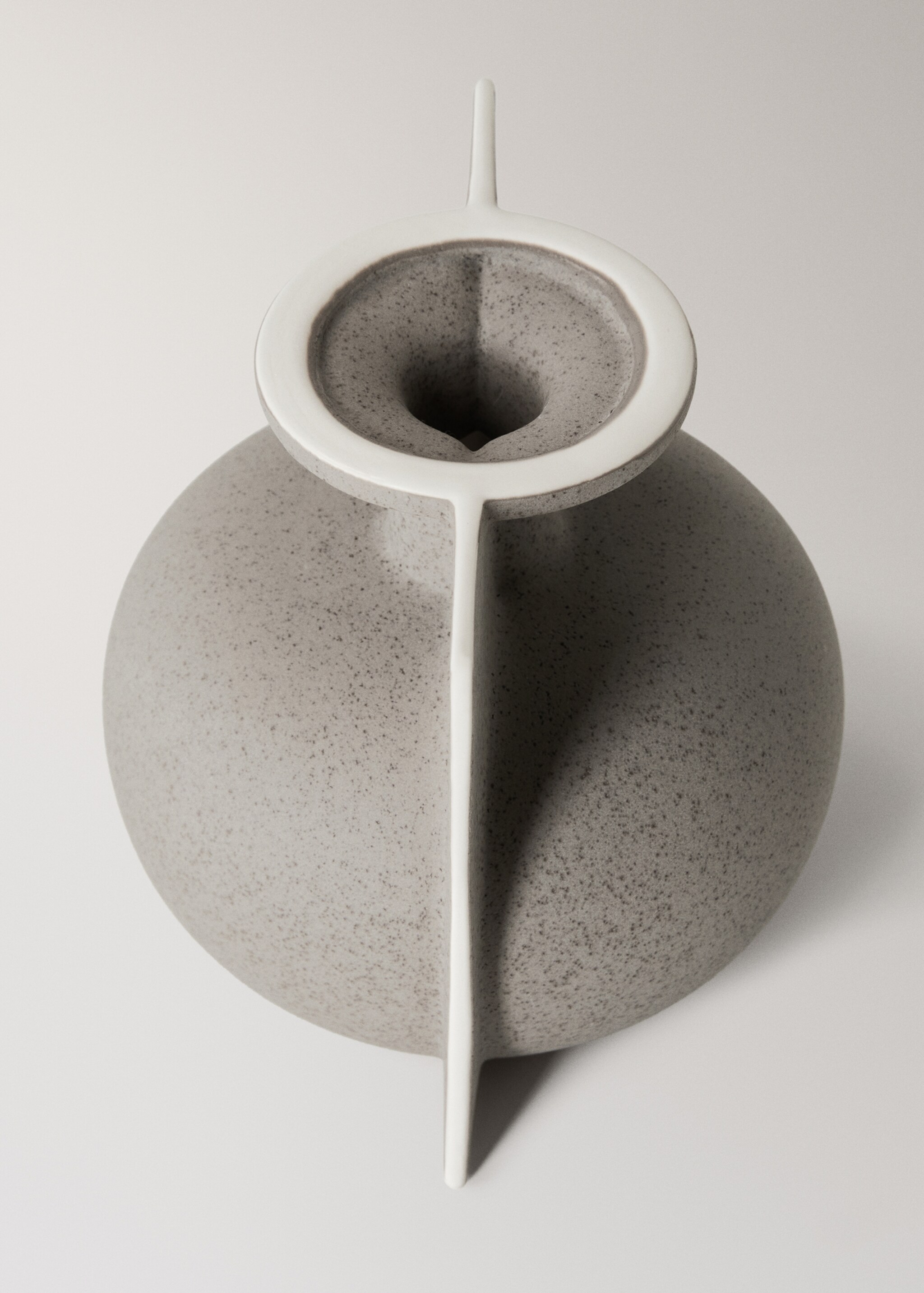 Small earthenware bottle vase - Details of the article 1, Light/Pastel Grey. Ref: 17071586-00.