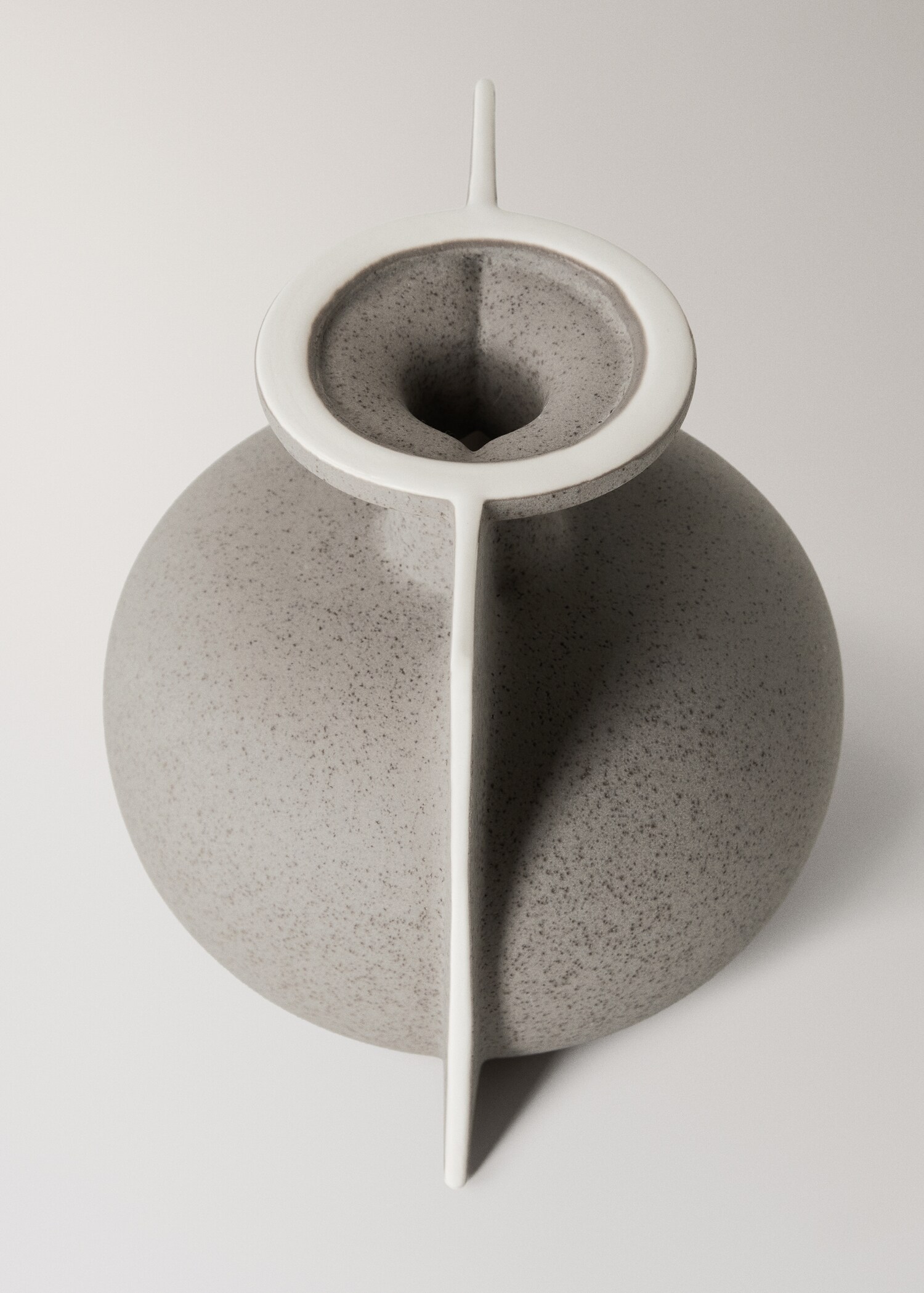 Small earthenware bottle vase - Details of the article 1