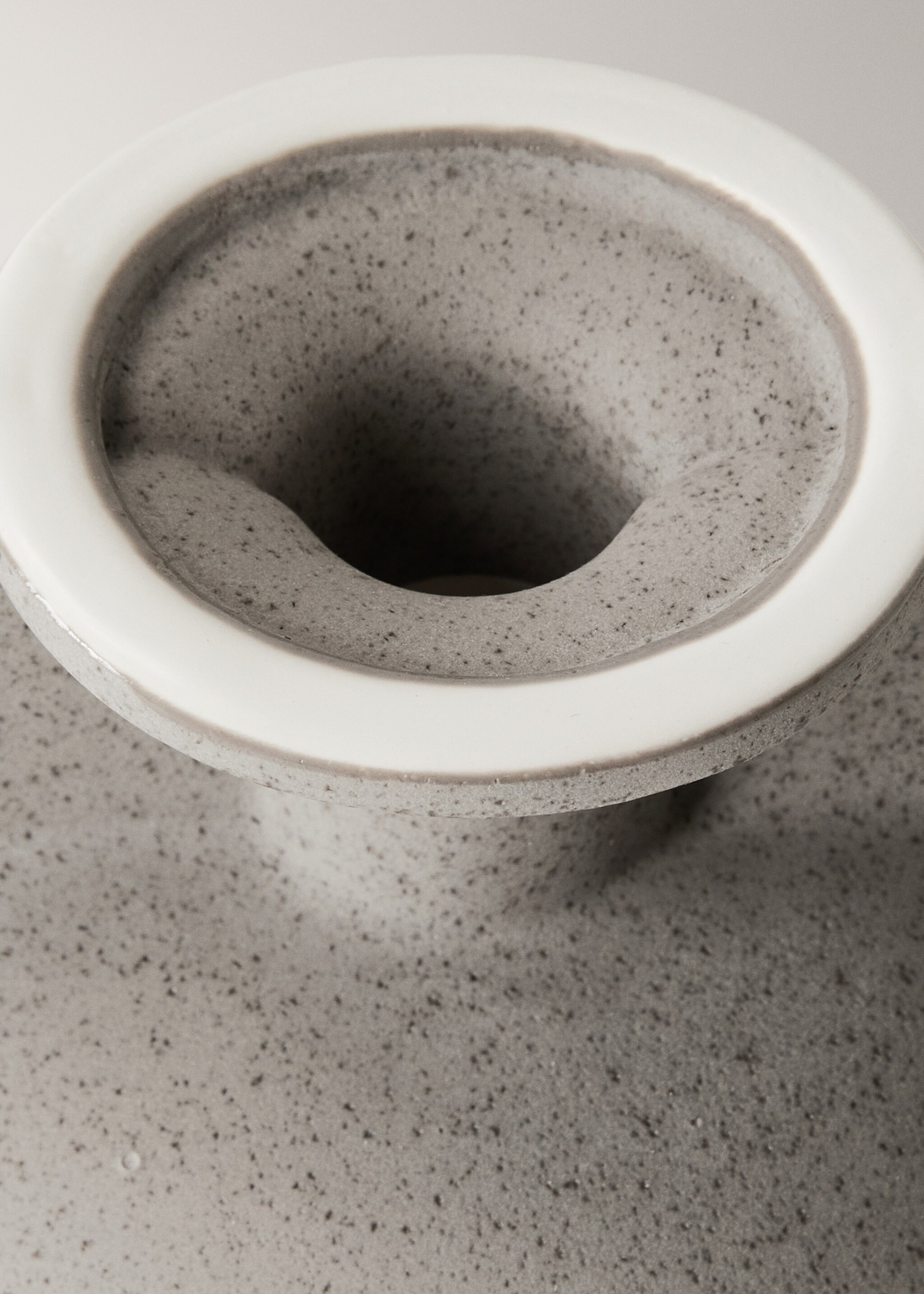 Small earthenware bottle vase - Details of the article 2, Light/Pastel Grey. Ref: 17071586-00.
