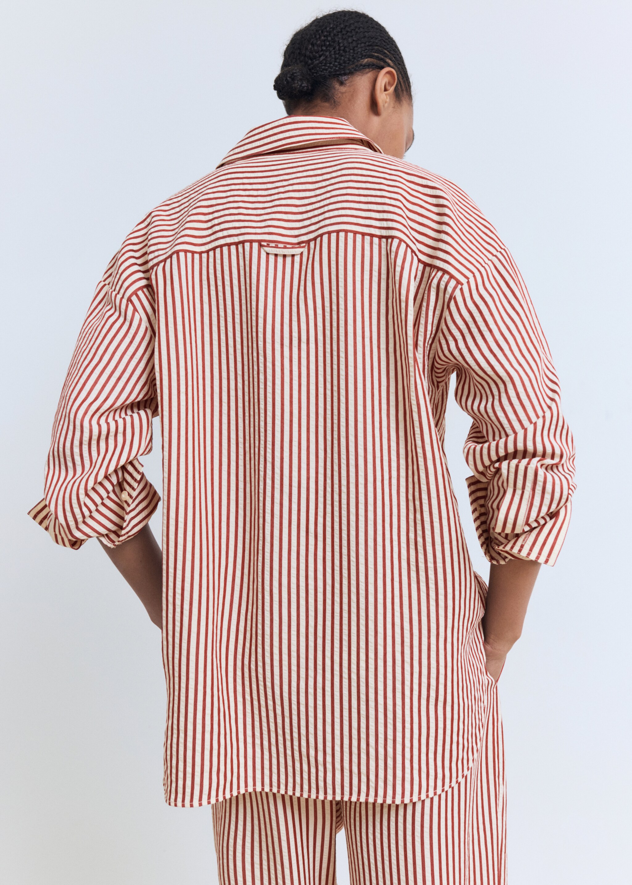 เสื้อเชิ้ตลายทางทรงตรง - ด้านหลังของสินค้า