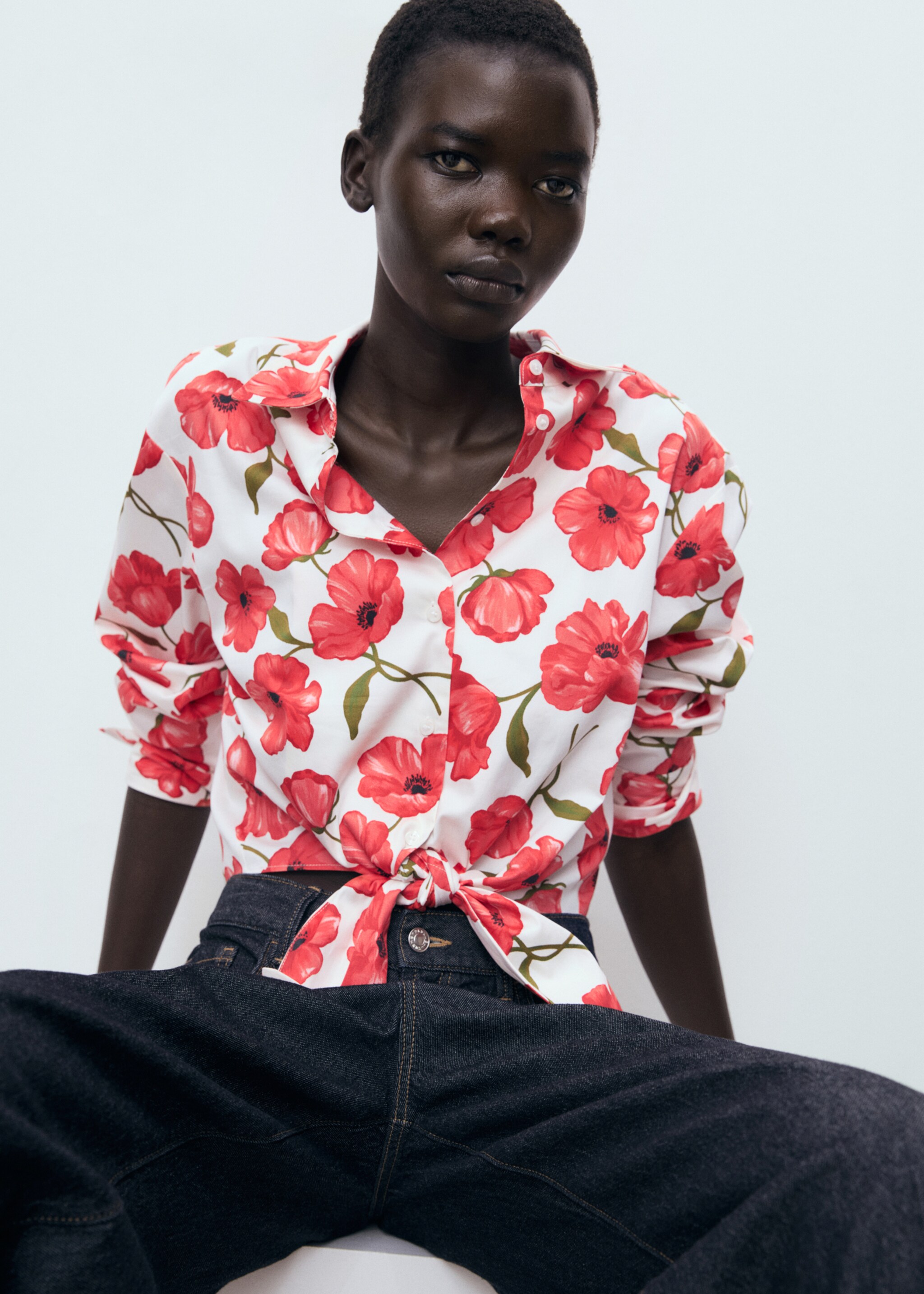 Chemise crop imprimé à fleurs et nœud - Plan moyen