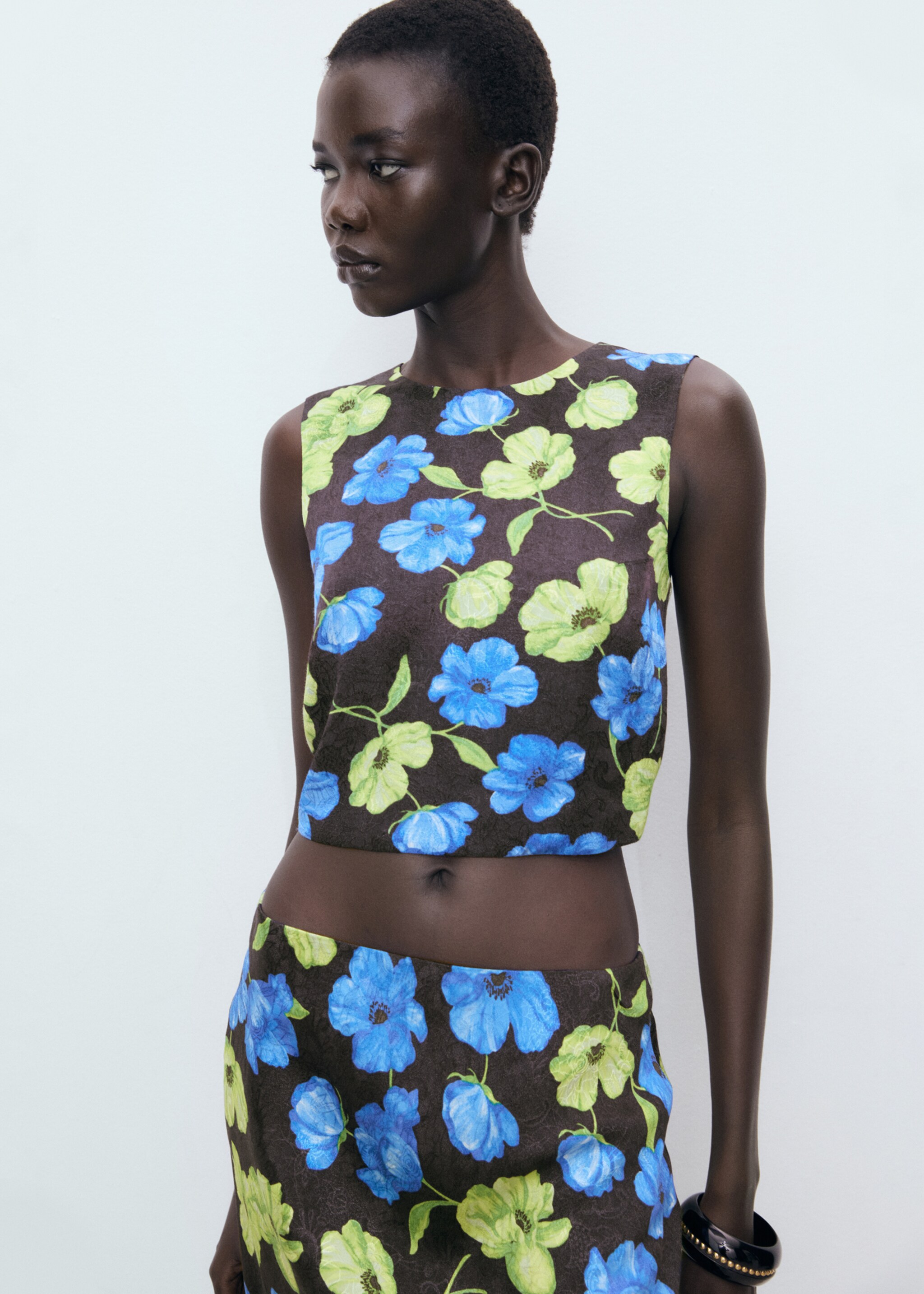 Blouse à dos ouvert - Plan moyen