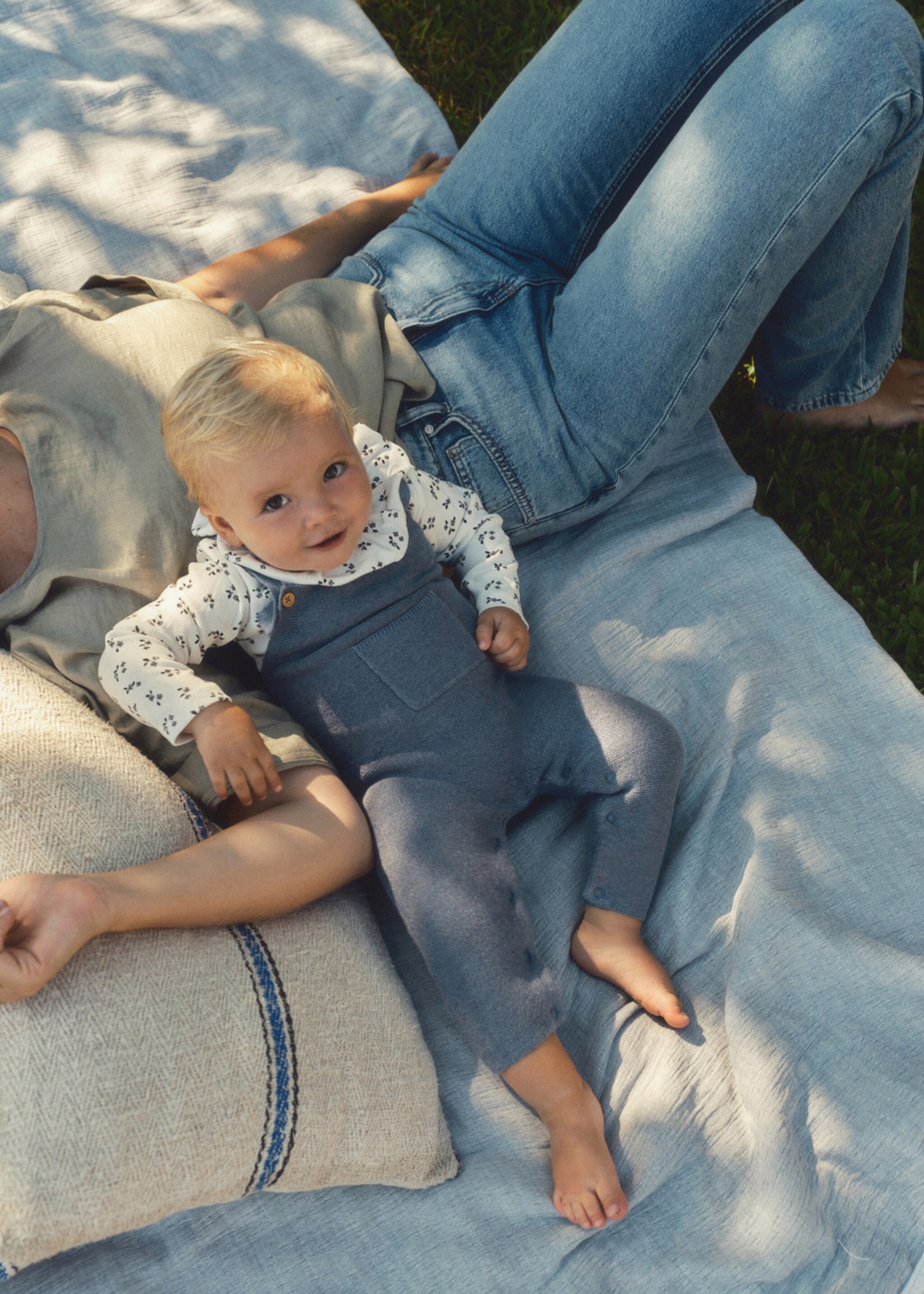 Long knitted dungarees - Details of the article 5, Blue. Ref: 17072915-00.