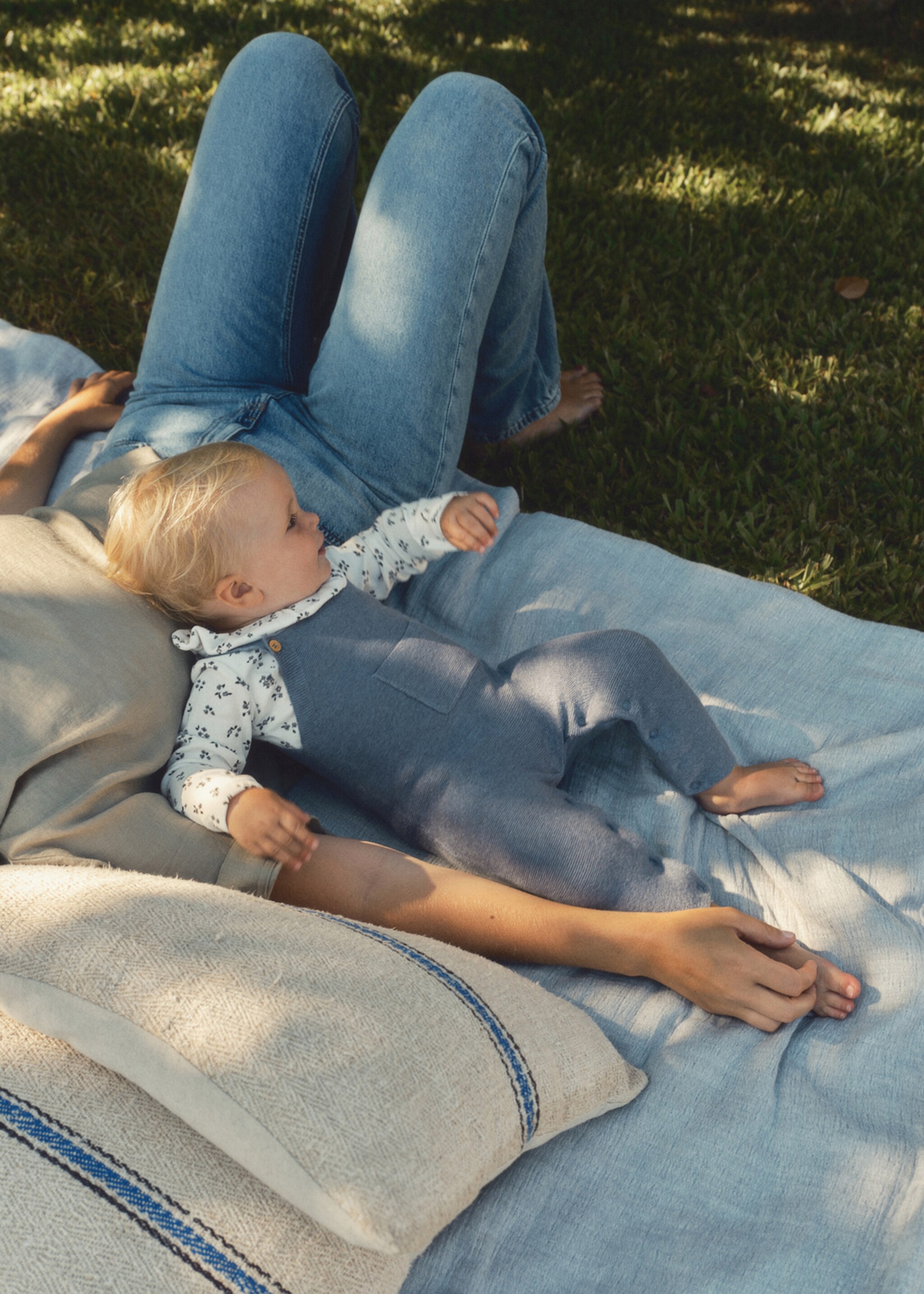 Long knitted dungarees - Details of the article 6, Blue. Ref: 17072915-00.