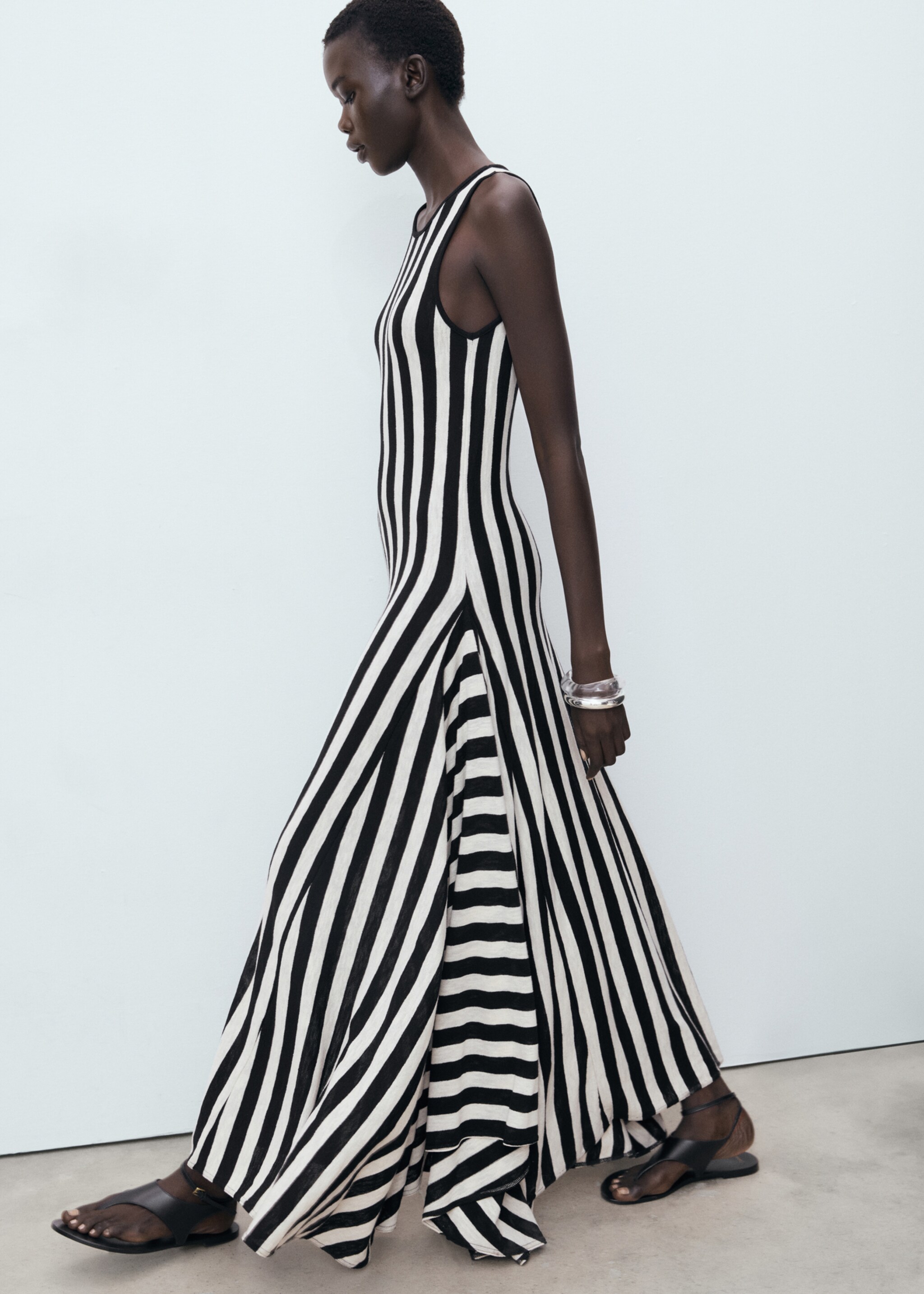 Asymmetrical low-knit dress - Details of the article 2, Black. Ref: 17072926-00.